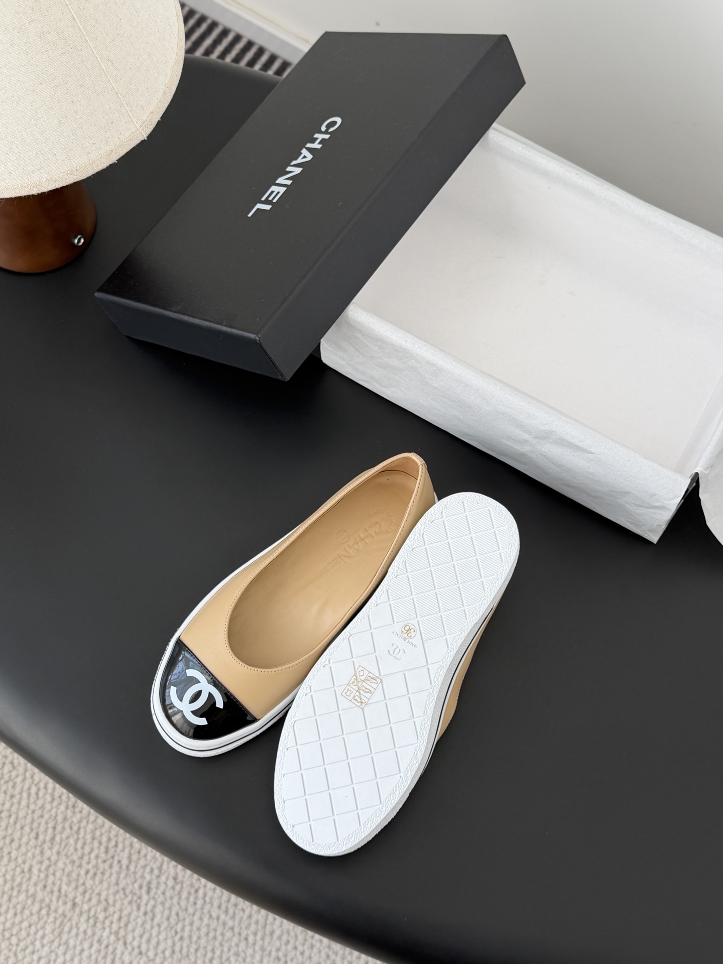 Chanel 26P春季新款玛丽珍芭蕾单鞋超多明星博主上脚，春夏必备的一双极简风当道，简单不失个性搭配牛