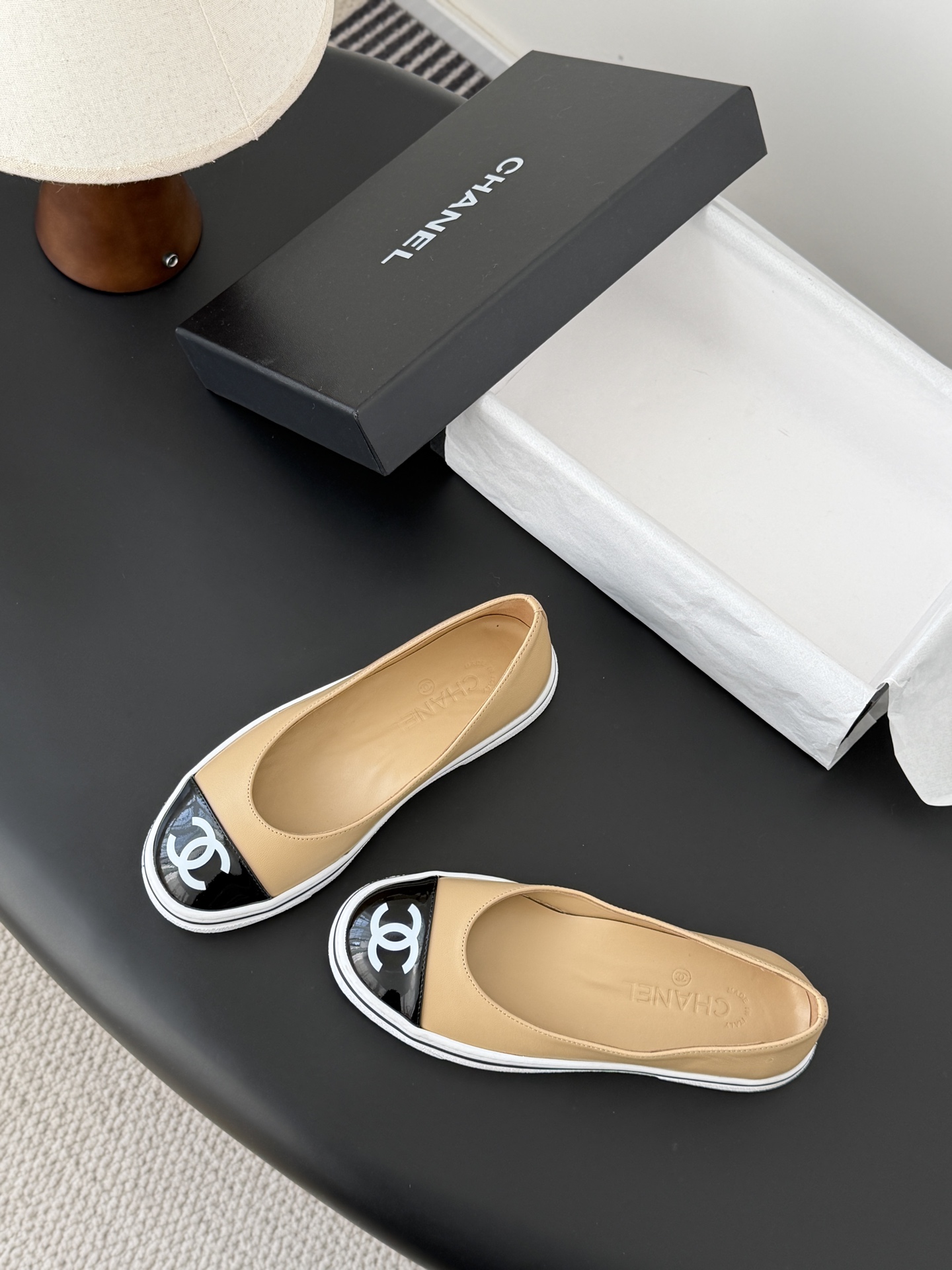 Chanel 26P春季新款玛丽珍芭蕾单鞋超多明星博主上脚，春夏必备的一双极简风当道，简单不失个性搭配牛