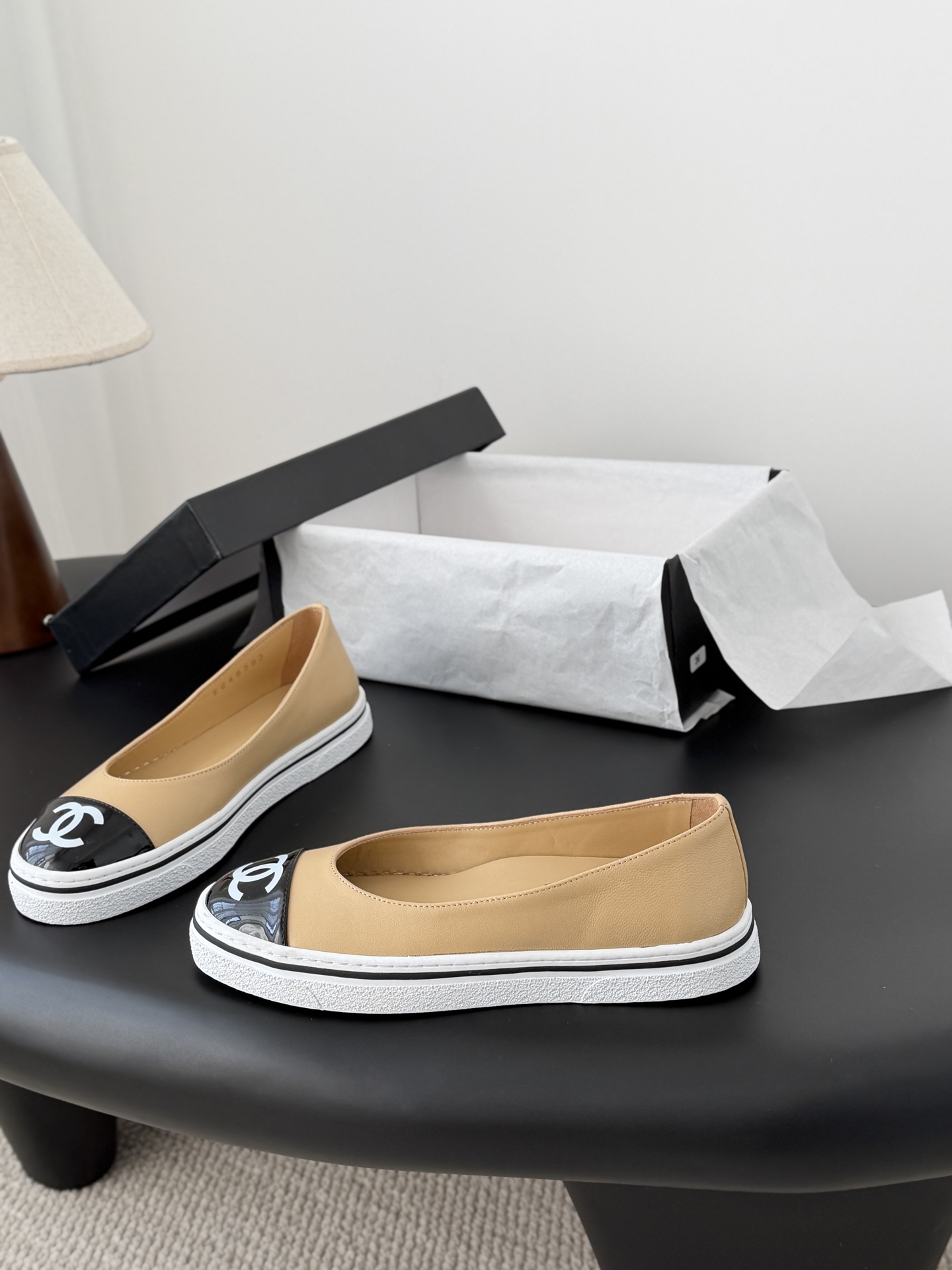 Chanel 26P春季新款玛丽珍芭蕾单鞋超多明星博主上脚，春夏必备的一双极简风当道，简单不失个性搭配牛