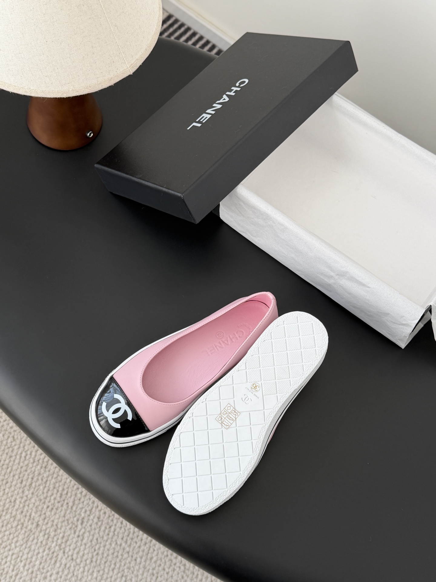 Chanel 26P春季新款玛丽珍芭蕾单鞋超多明星博主上脚，春夏必备的一双极简风当道，简单不失个性搭配牛