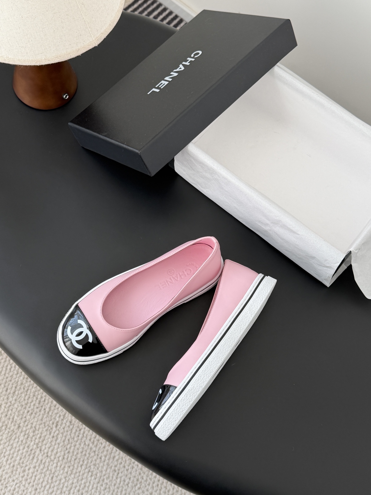 Chanel 26P春季新款玛丽珍芭蕾单鞋超多明星博主上脚，春夏必备的一双极简风当道，简单不失个性搭配牛