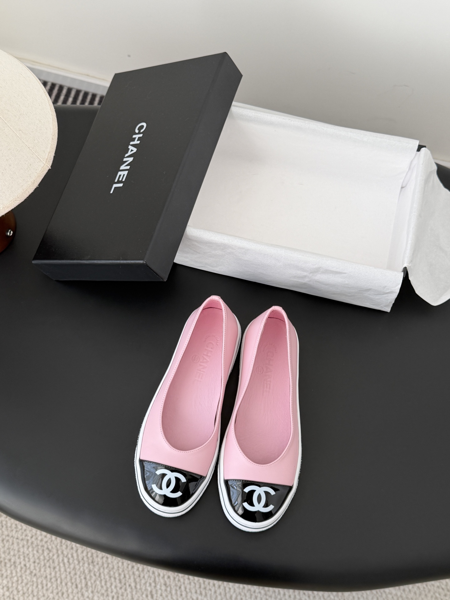 Chanel 26P春季新款玛丽珍芭蕾单鞋超多明星博主上脚，春夏必备的一双极简风当道，简单不失个性搭配牛