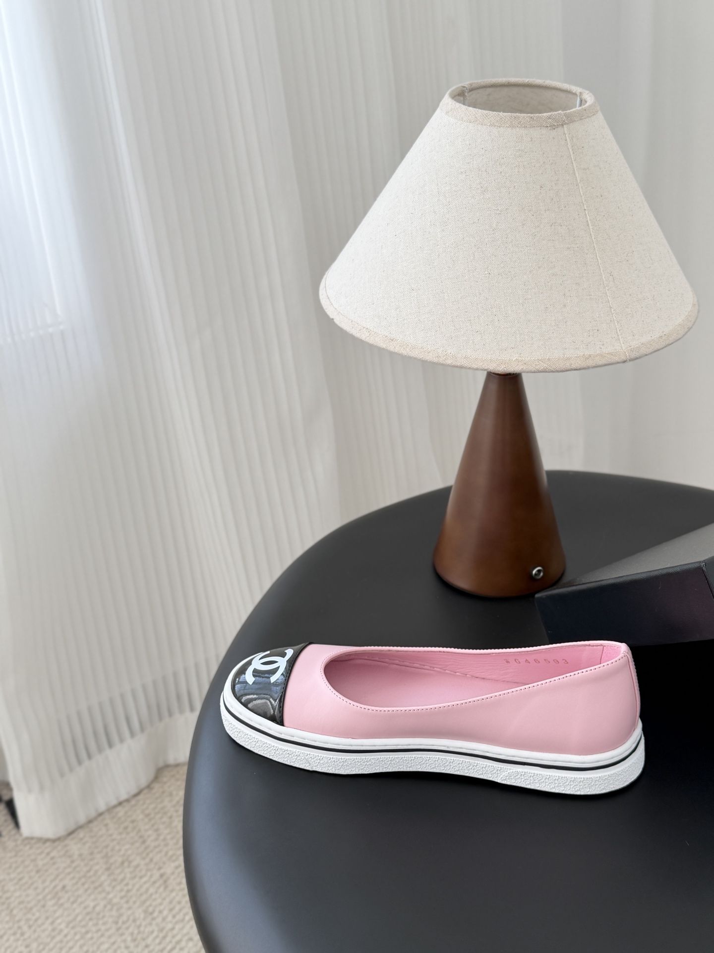 Chanel 26P春季新款玛丽珍芭蕾单鞋超多明星博主上脚，春夏必备的一双极简风当道，简单不失个性搭配牛