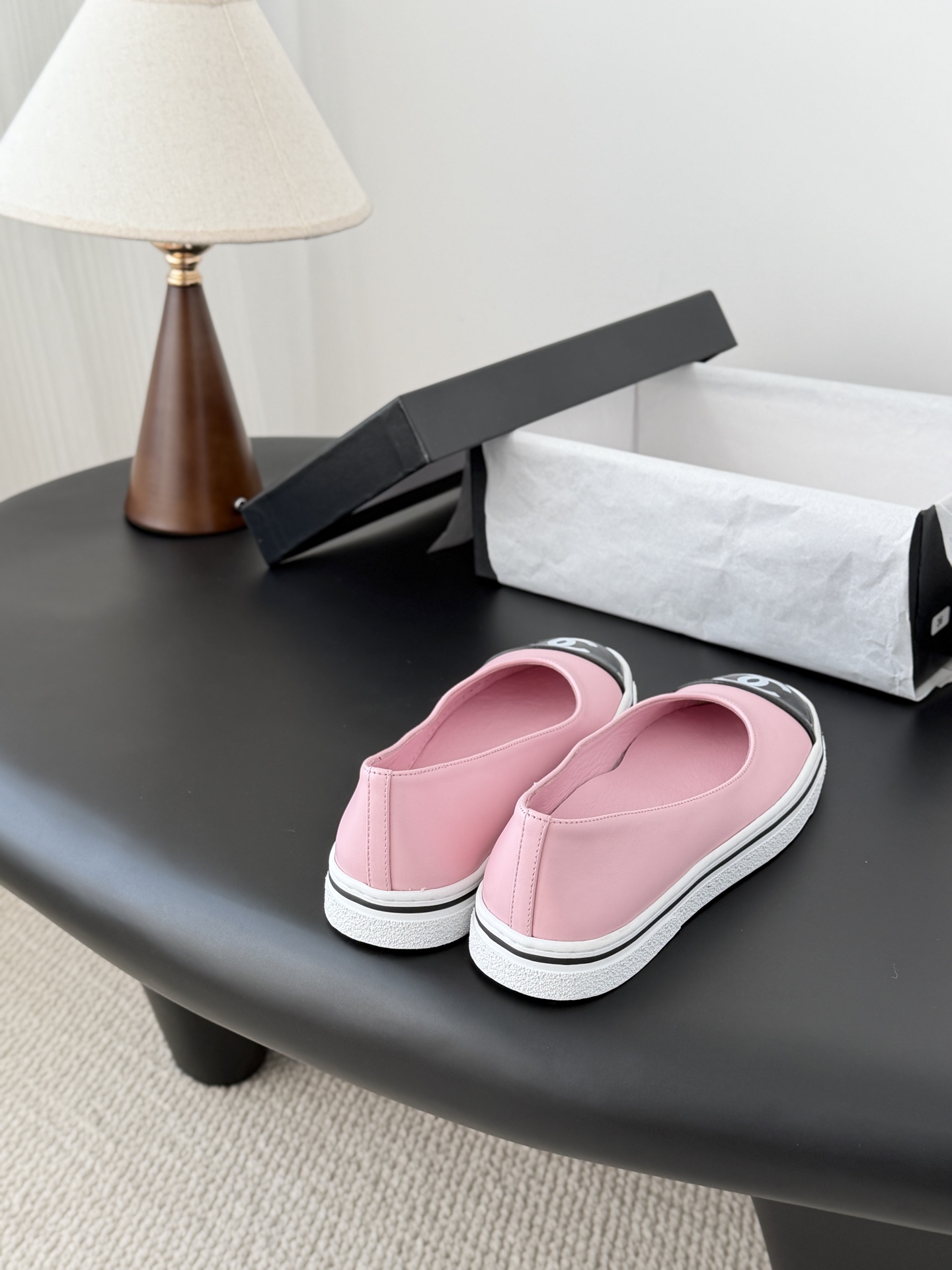 Chanel 26P春季新款玛丽珍芭蕾单鞋超多明星博主上脚，春夏必备的一双极简风当道，简单不失个性搭配牛