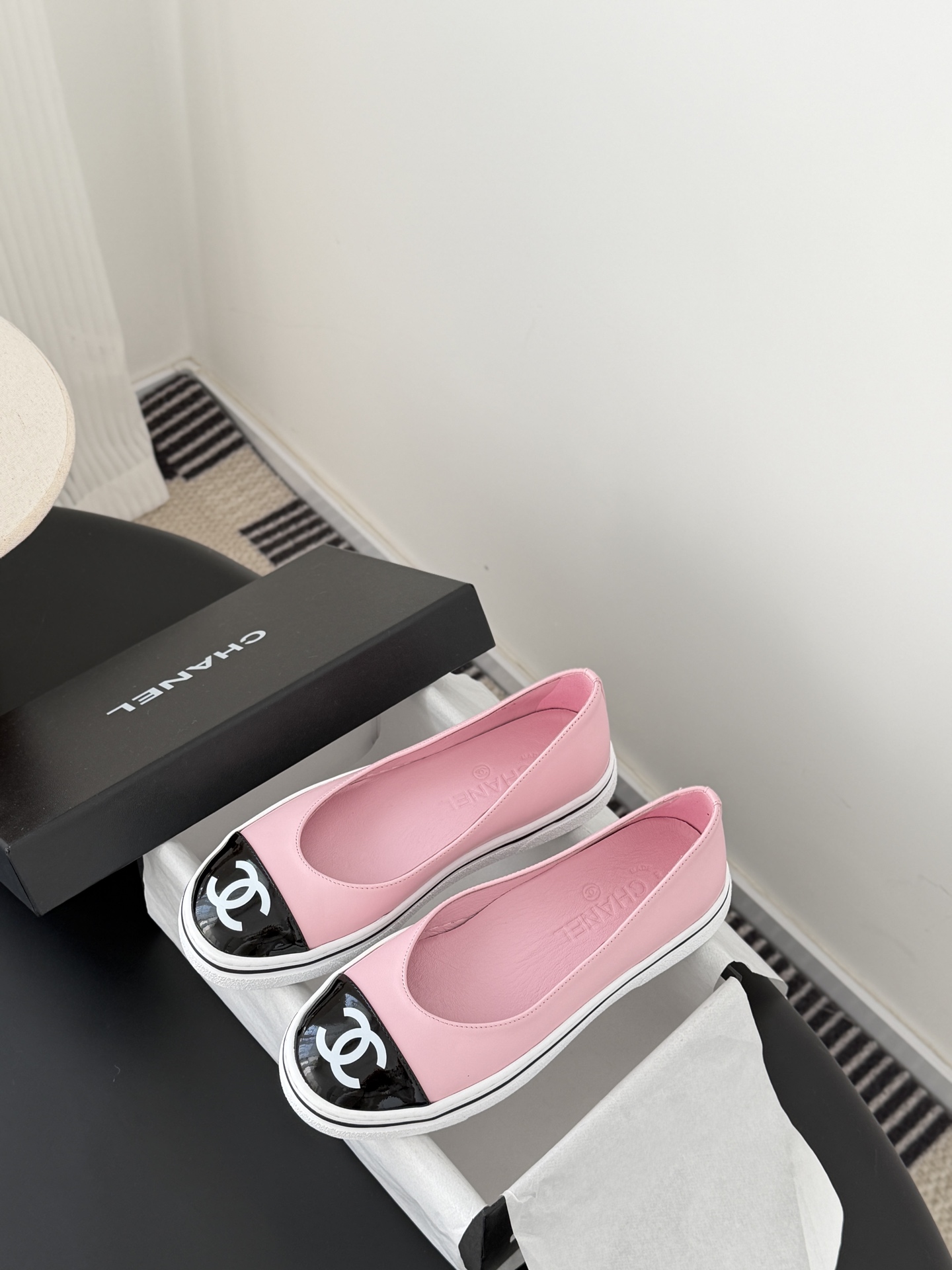 Chanel 26P春季新款玛丽珍芭蕾单鞋超多明星博主上脚，春夏必备的一双极简风当道，简单不失个性搭配牛