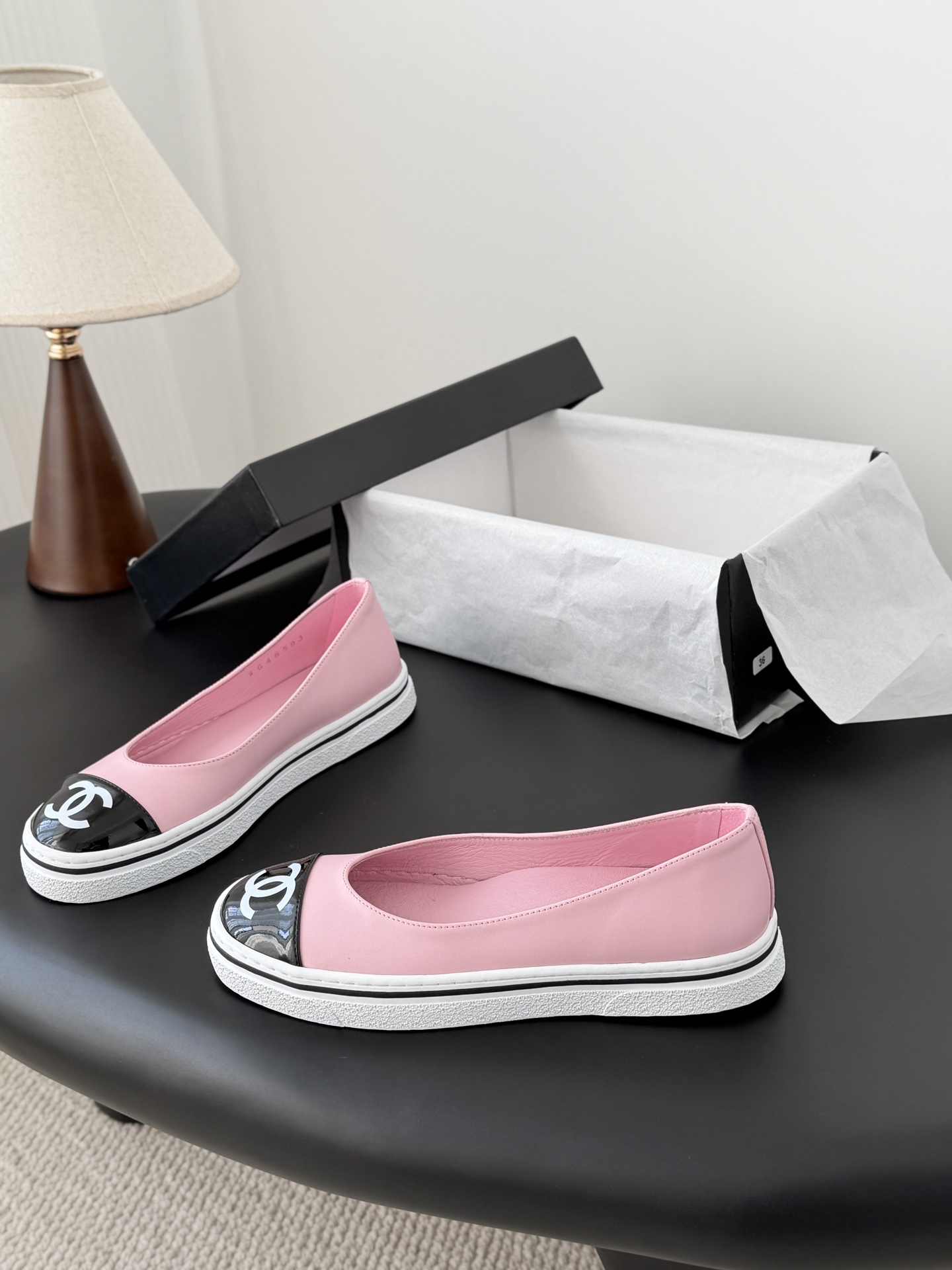 Chanel 26P春季新款玛丽珍芭蕾单鞋超多明星博主上脚，春夏必备的一双极简风当道，简单不失个性搭配牛