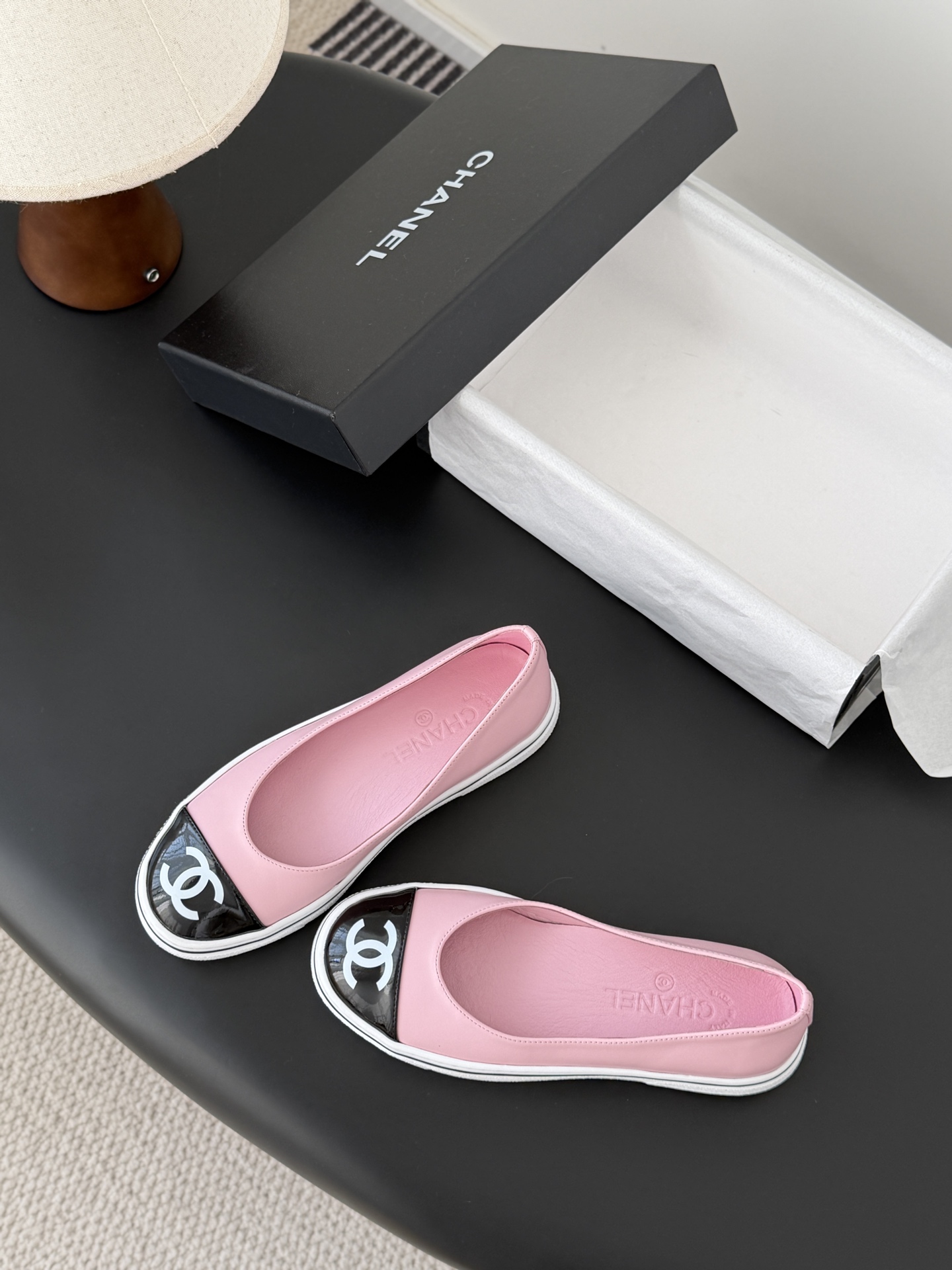 Chanel 26P春季新款玛丽珍芭蕾单鞋超多明星博主上脚，春夏必备的一双极简风当道，简单不失个性搭配牛