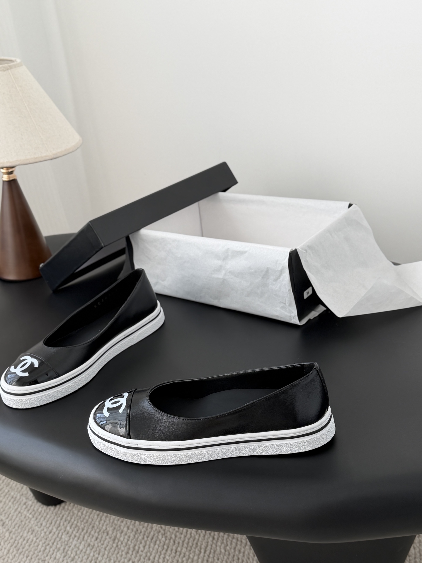 Chanel 26P春季新款玛丽珍芭蕾单鞋超多明星博主上脚，春夏必备的一双极简风当道，简单不失个性搭配牛