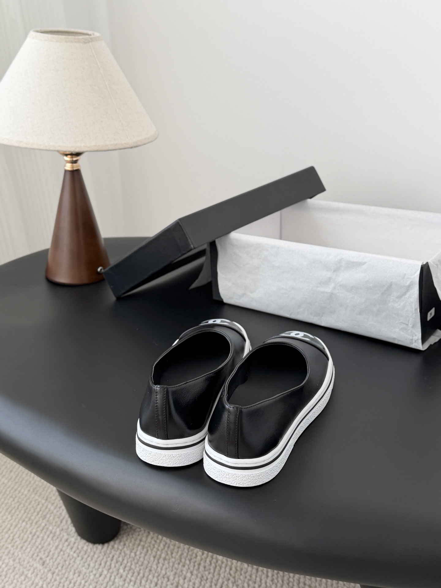 Chanel 26P春季新款玛丽珍芭蕾单鞋超多明星博主上脚，春夏必备的一双极简风当道，简单不失个性搭配牛