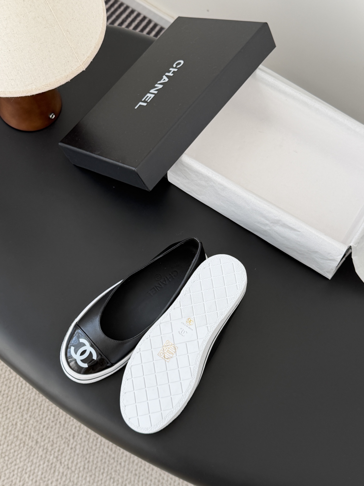 Chanel 26P春季新款玛丽珍芭蕾单鞋超多明星博主上脚，春夏必备的一双极简风当道，简单不失个性搭配牛