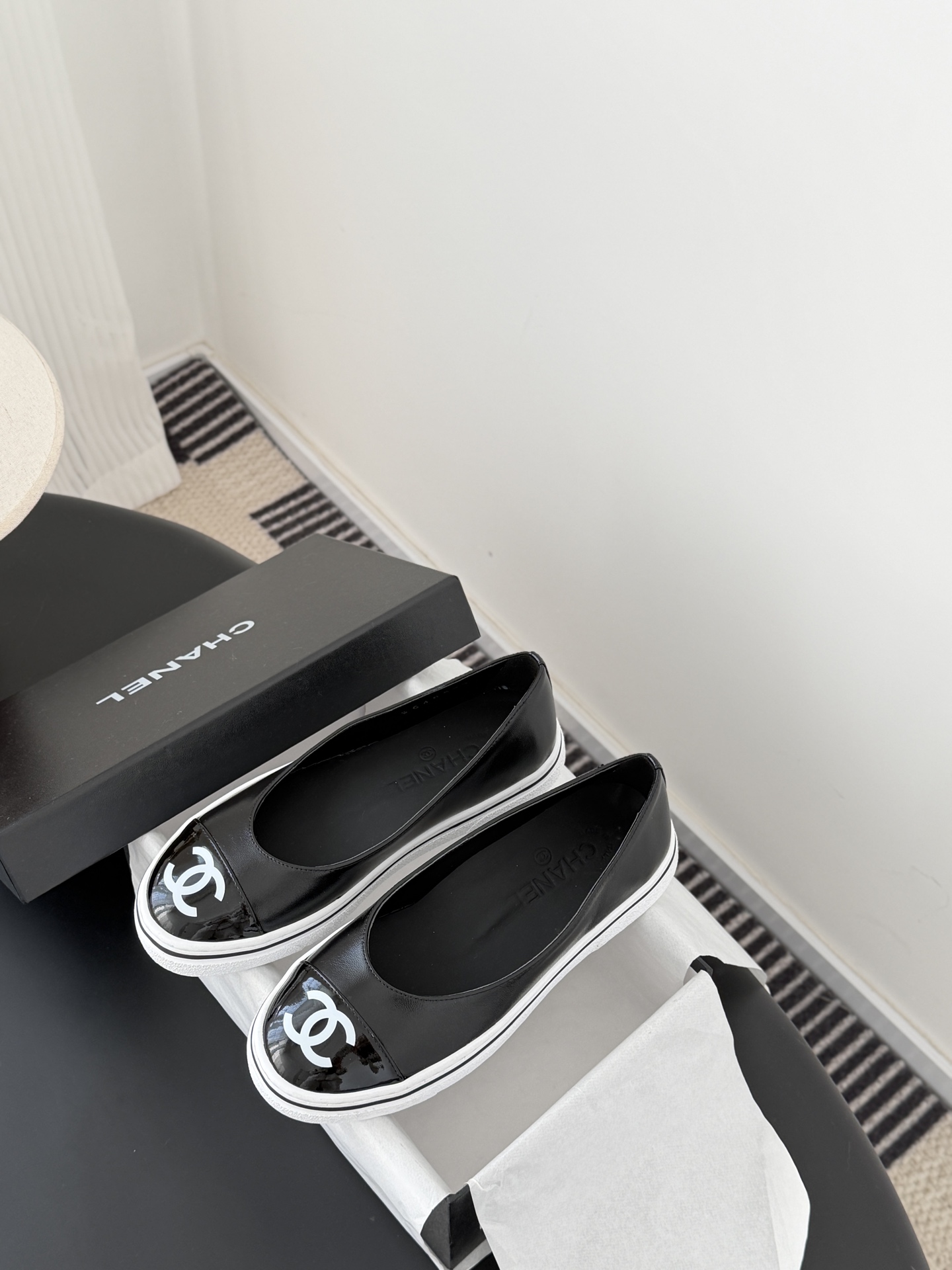 Chanel 26P春季新款玛丽珍芭蕾单鞋超多明星博主上脚，春夏必备的一双极简风当道，简单不失个性搭配牛