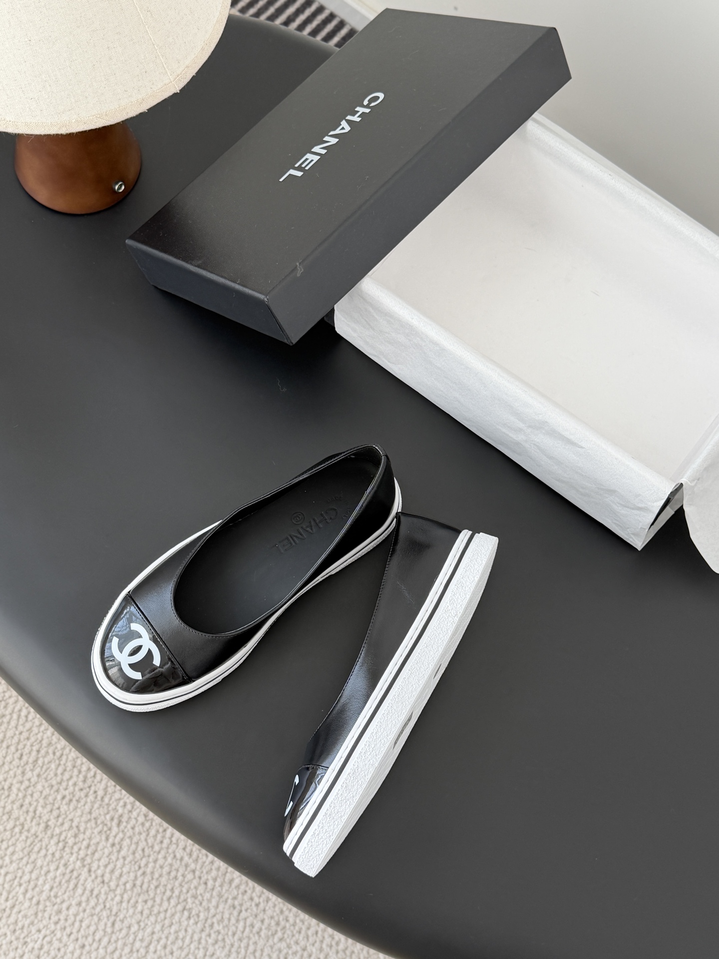 Chanel 26P春季新款玛丽珍芭蕾单鞋超多明星博主上脚，春夏必备的一双极简风当道，简单不失个性搭配牛