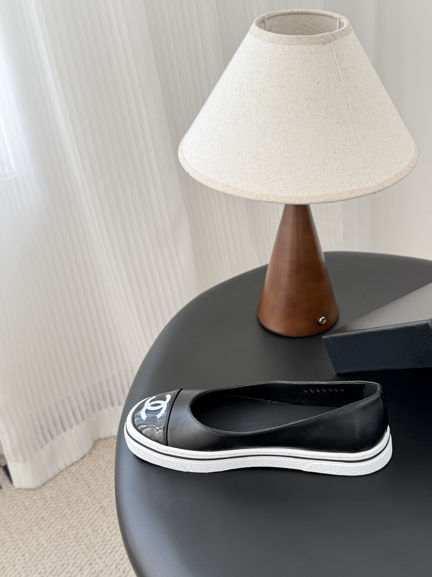 Chanel 26P春季新款玛丽珍芭蕾单鞋超多明星博主上脚，春夏必备的一双极简风当道，简单不失个性搭配牛