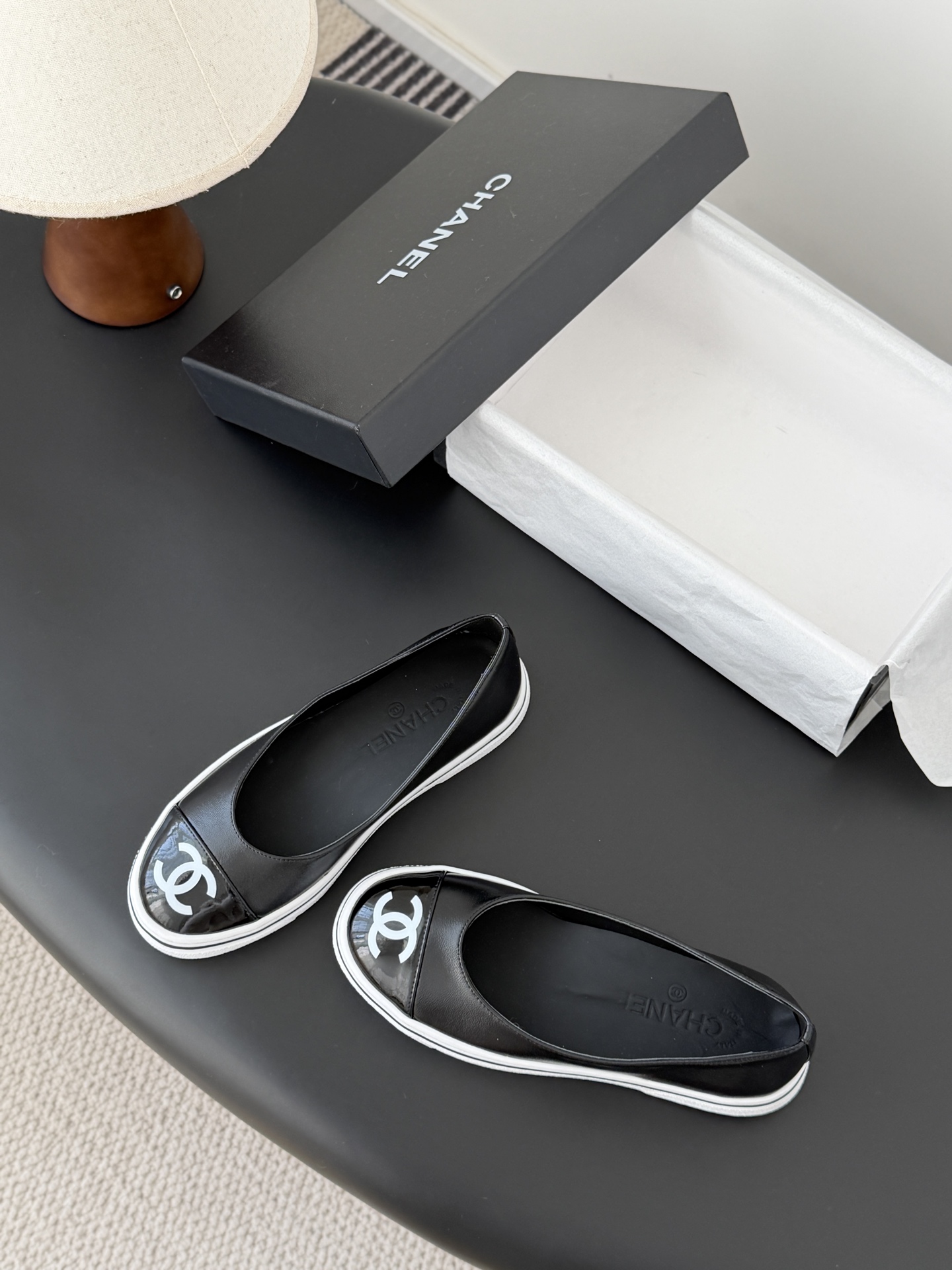 Chanel 26P春季新款玛丽珍芭蕾单鞋超多明星博主上脚，春夏必备的一双极简风当道，简单不失个性搭配牛