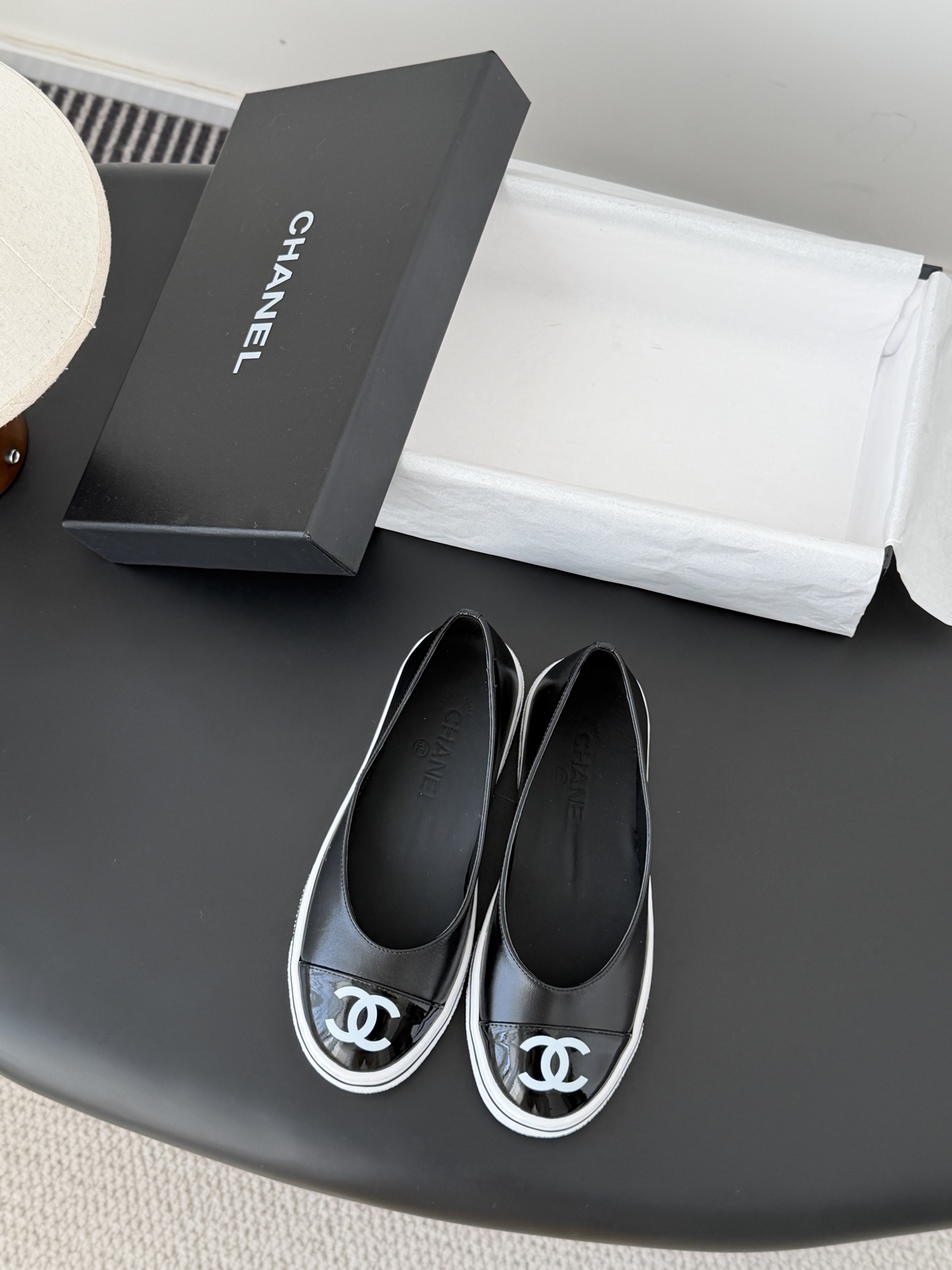 Chanel 26P春季新款玛丽珍芭蕾单鞋超多明星博主上脚，春夏必备的一双极简风当道，简单不失个性搭配牛