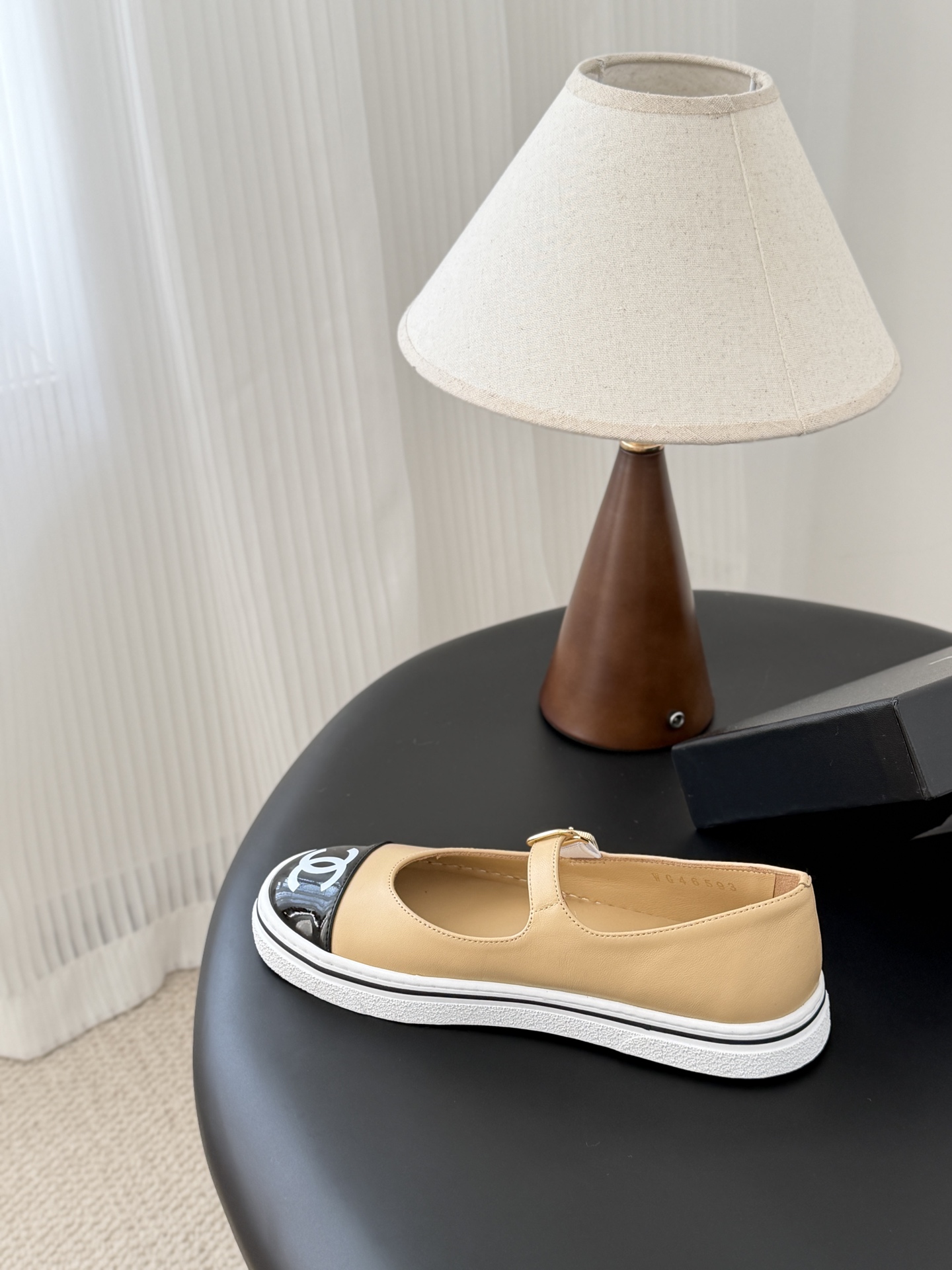 Chanel 26P春季新款玛丽珍芭蕾单鞋超多明星博主上脚，春夏必备的一双极简风当道，简单不失个性搭配牛