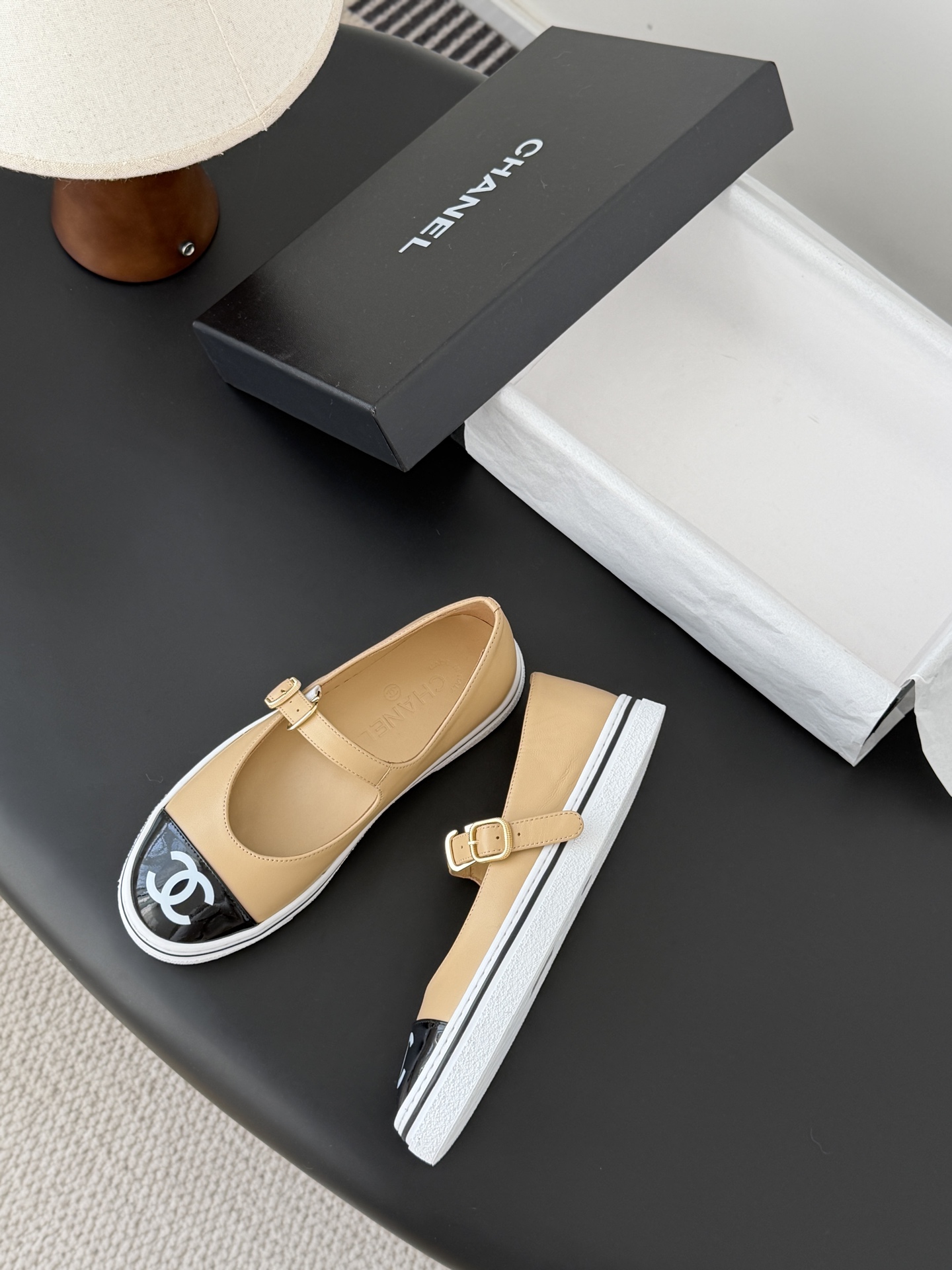 Chanel 26P春季新款玛丽珍芭蕾单鞋超多明星博主上脚，春夏必备的一双极简风当道，简单不失个性搭配牛