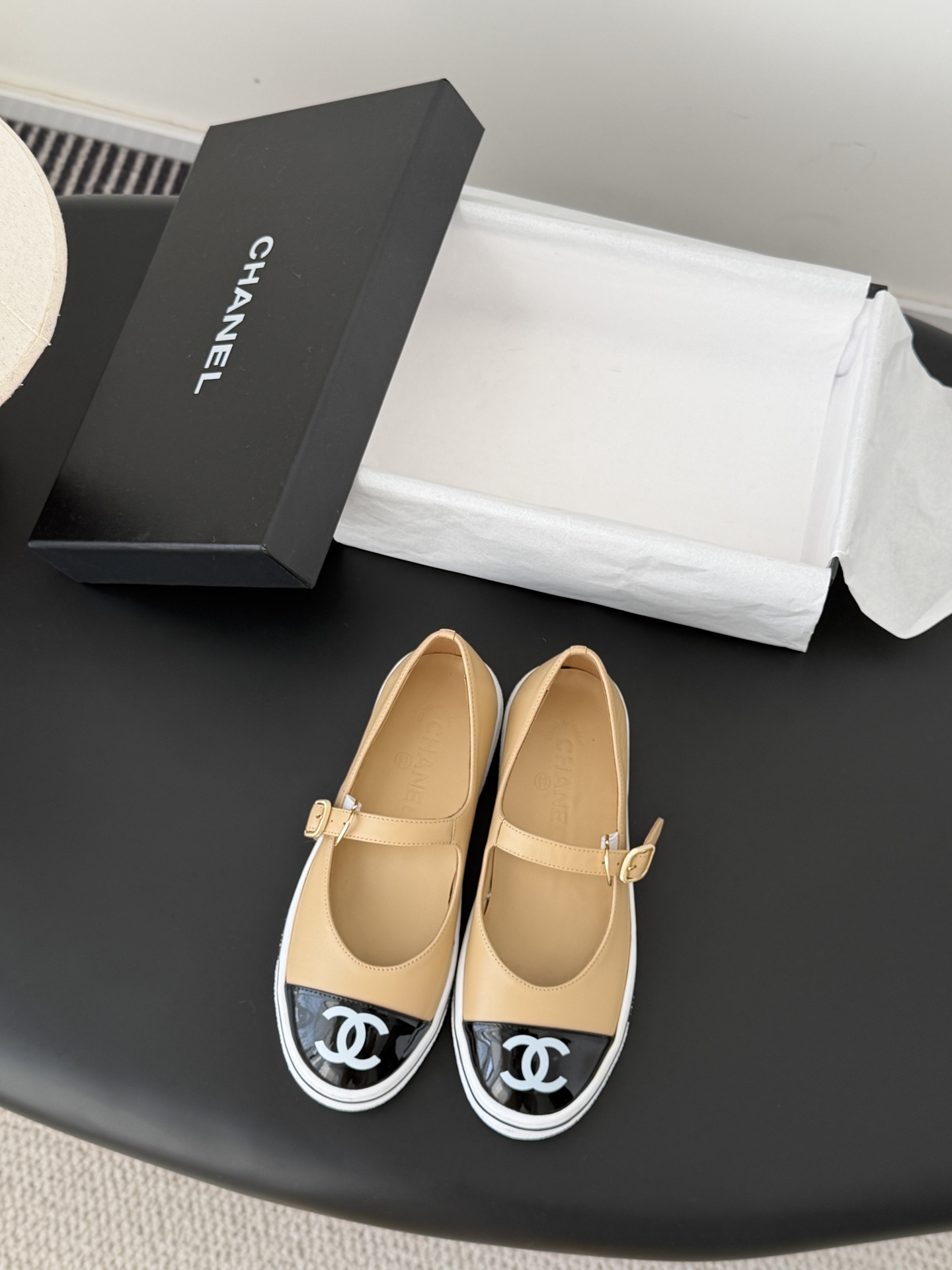 Chanel 26P春季新款玛丽珍芭蕾单鞋超多明星博主上脚，春夏必备的一双极简风当道，简单不失个性搭配牛