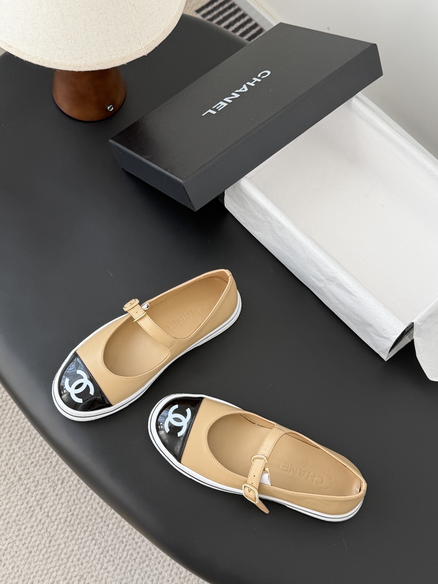 Chanel 26P春季新款玛丽珍芭蕾单鞋超多明星博主上脚，春夏必备的一双极简风当道，简单不失个性搭配牛