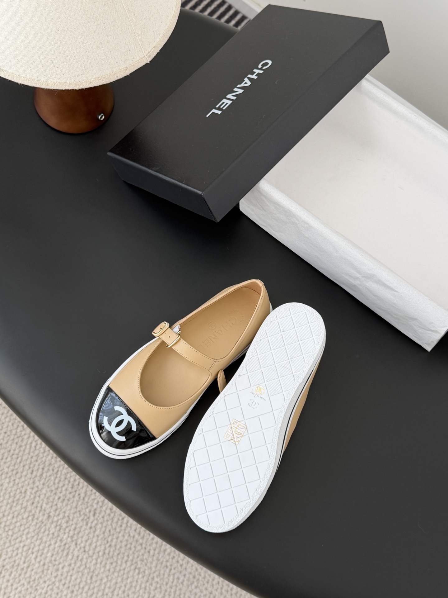 Chanel 26P春季新款玛丽珍芭蕾单鞋超多明星博主上脚，春夏必备的一双极简风当道，简单不失个性搭配牛