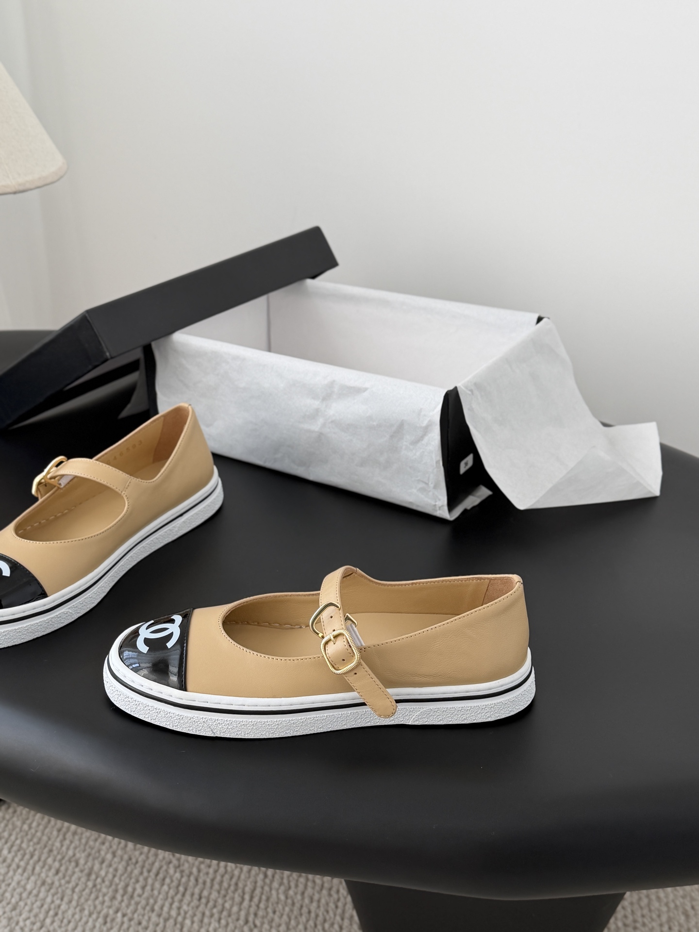 Chanel 26P春季新款玛丽珍芭蕾单鞋超多明星博主上脚，春夏必备的一双极简风当道，简单不失个性搭配牛