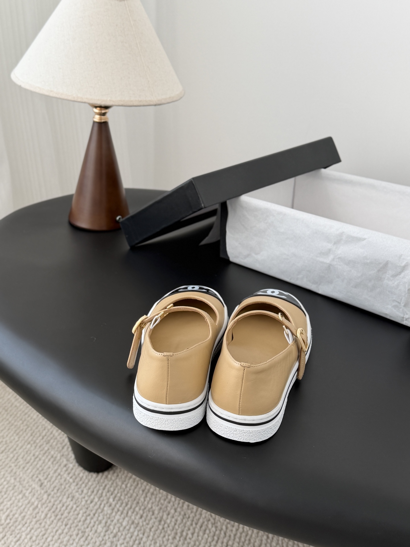 Chanel 26P春季新款玛丽珍芭蕾单鞋超多明星博主上脚，春夏必备的一双极简风当道，简单不失个性搭配牛