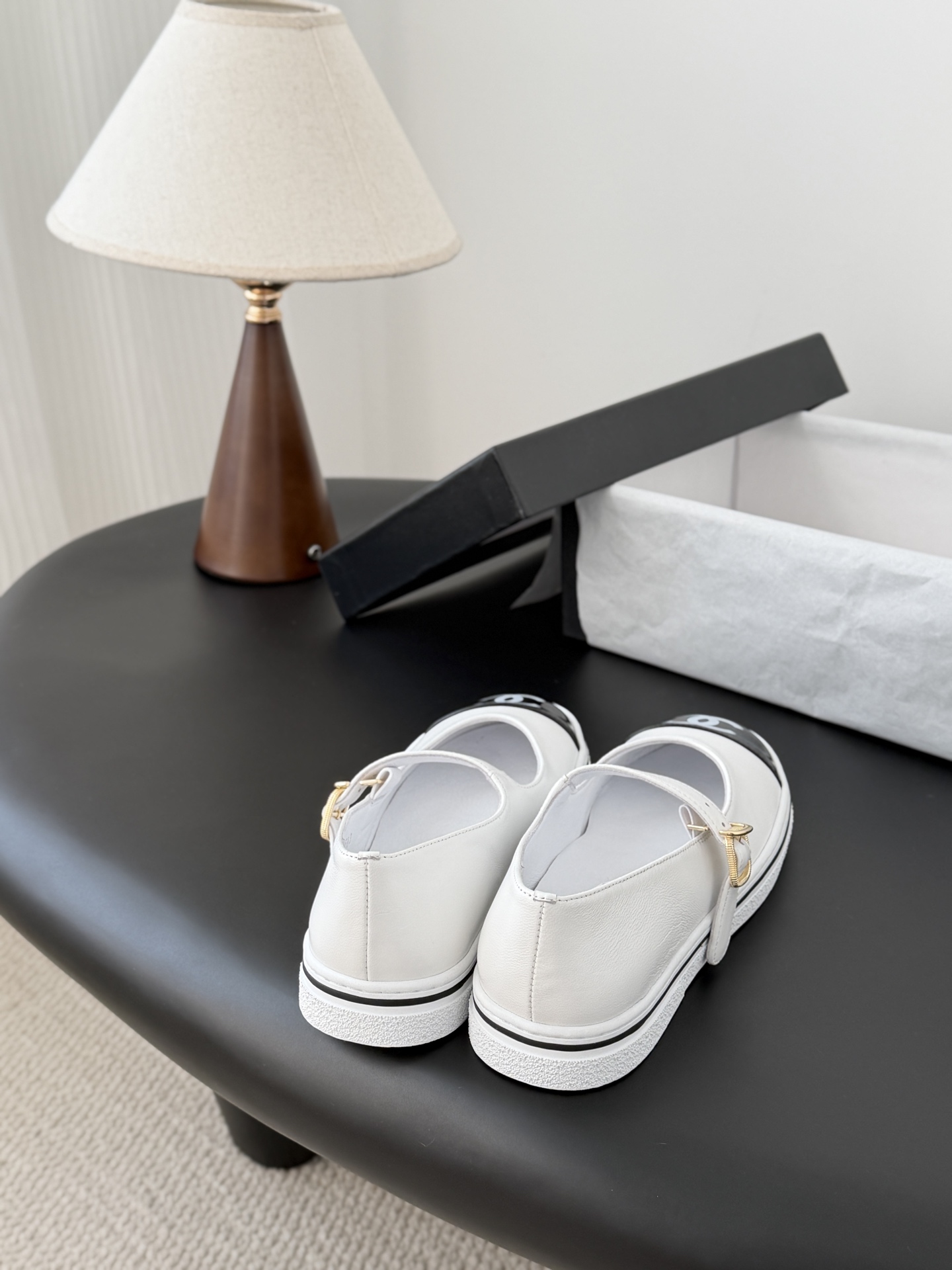 Chanel 26P春季新款玛丽珍芭蕾单鞋超多明星博主上脚，春夏必备的一双极简风当道，简单不失个性搭配牛