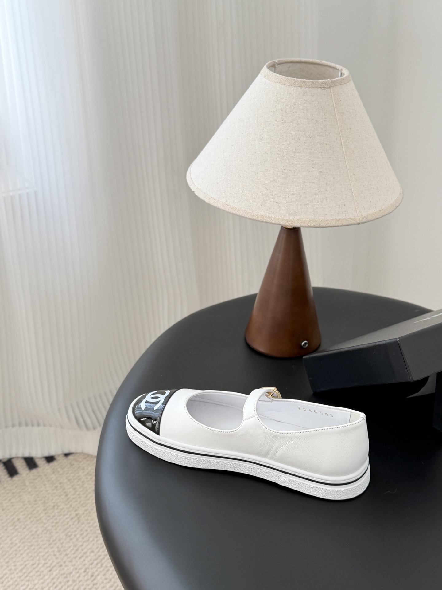 Chanel 26P春季新款玛丽珍芭蕾单鞋超多明星博主上脚，春夏必备的一双极简风当道，简单不失个性搭配牛