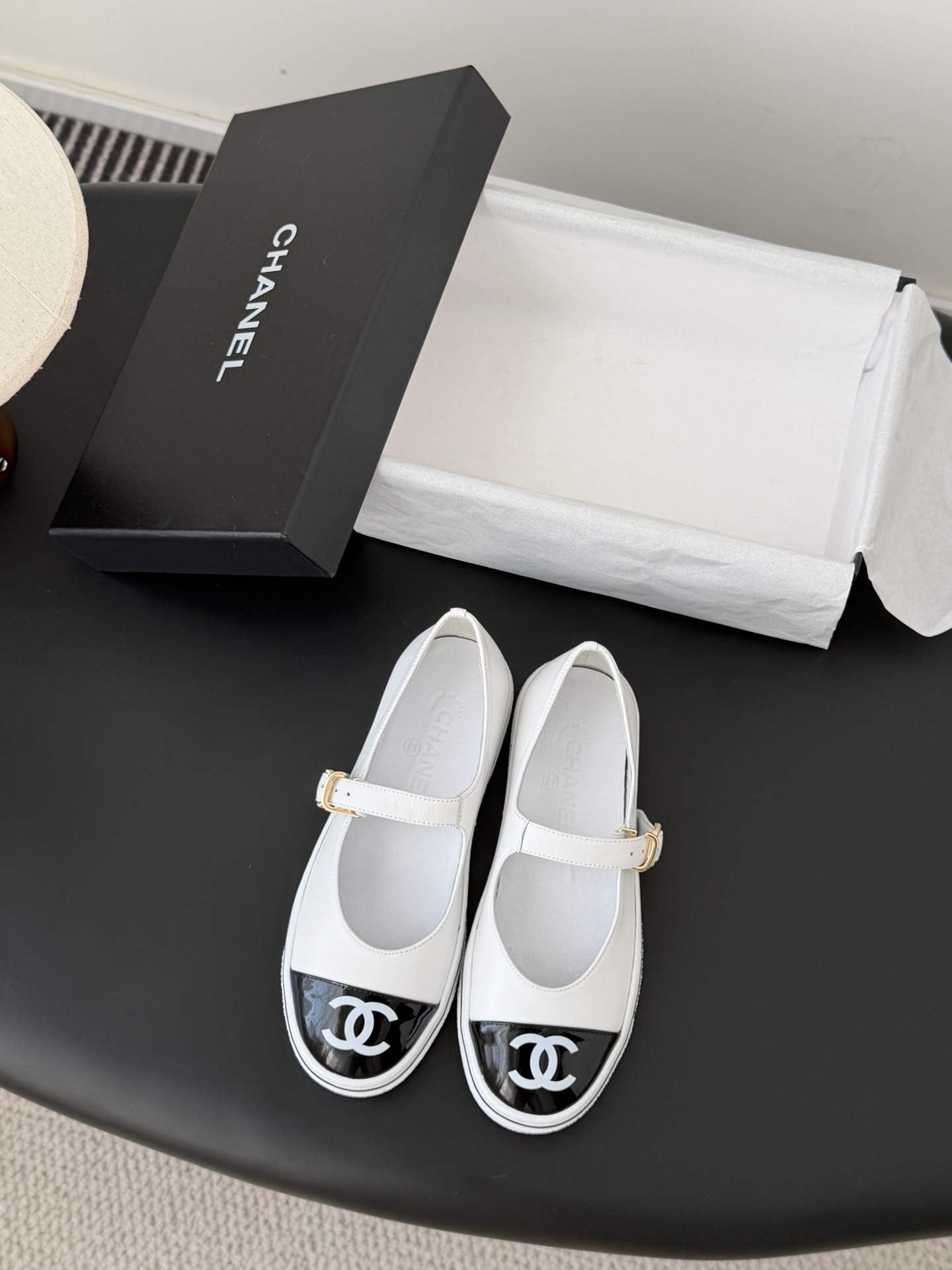 Chanel 26P春季新款玛丽珍芭蕾单鞋超多明星博主上脚，春夏必备的一双极简风当道，简单不失个性搭配牛