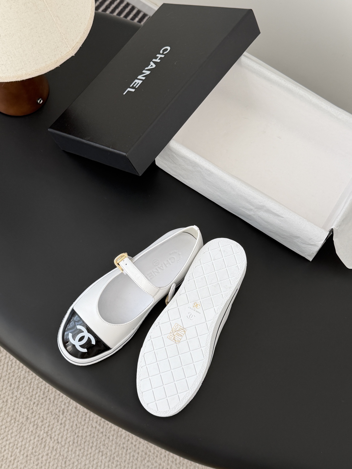 Chanel 26P春季新款玛丽珍芭蕾单鞋超多明星博主上脚，春夏必备的一双极简风当道，简单不失个性搭配牛