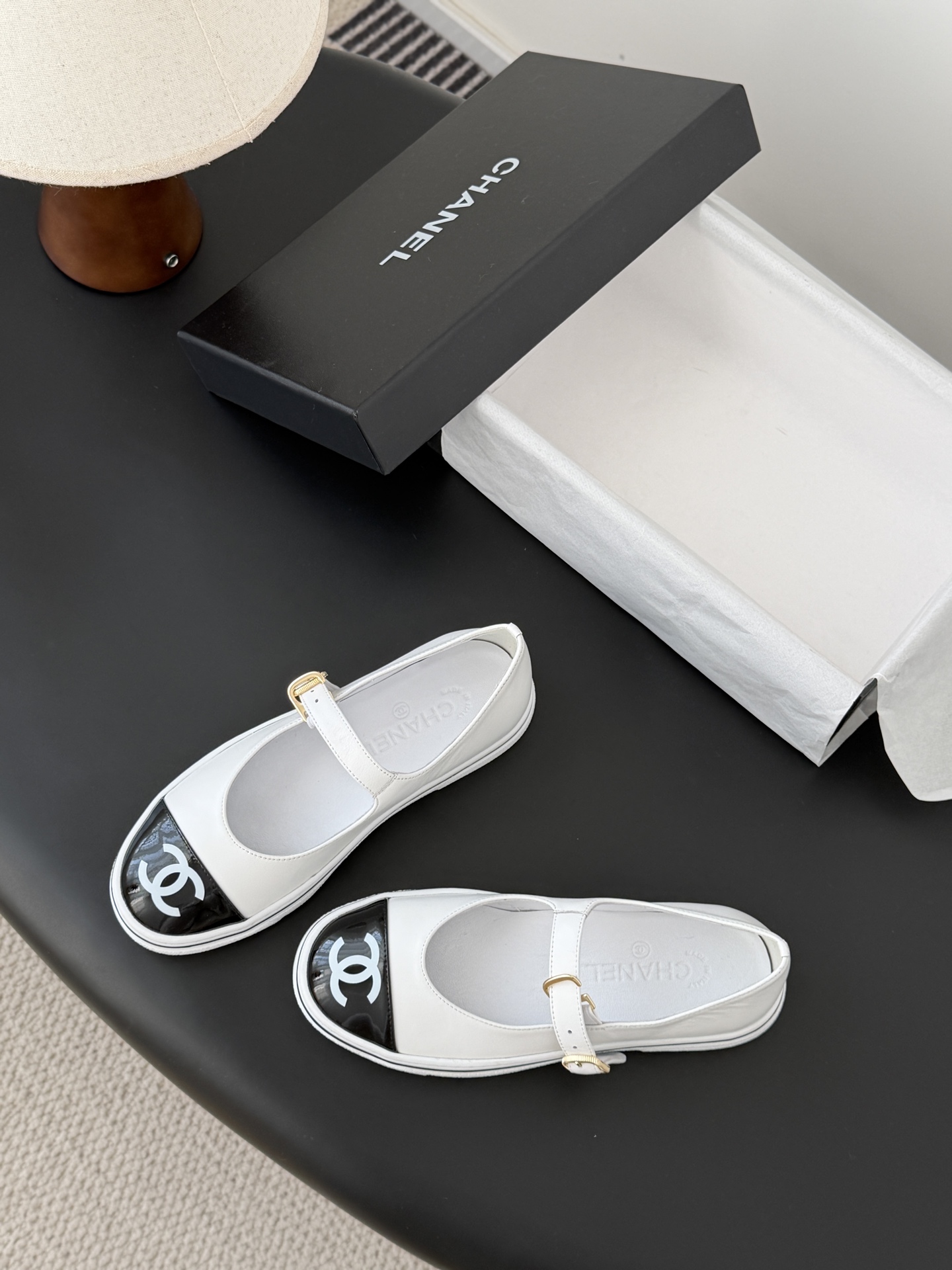 Chanel 26P春季新款玛丽珍芭蕾单鞋超多明星博主上脚，春夏必备的一双极简风当道，简单不失个性搭配牛