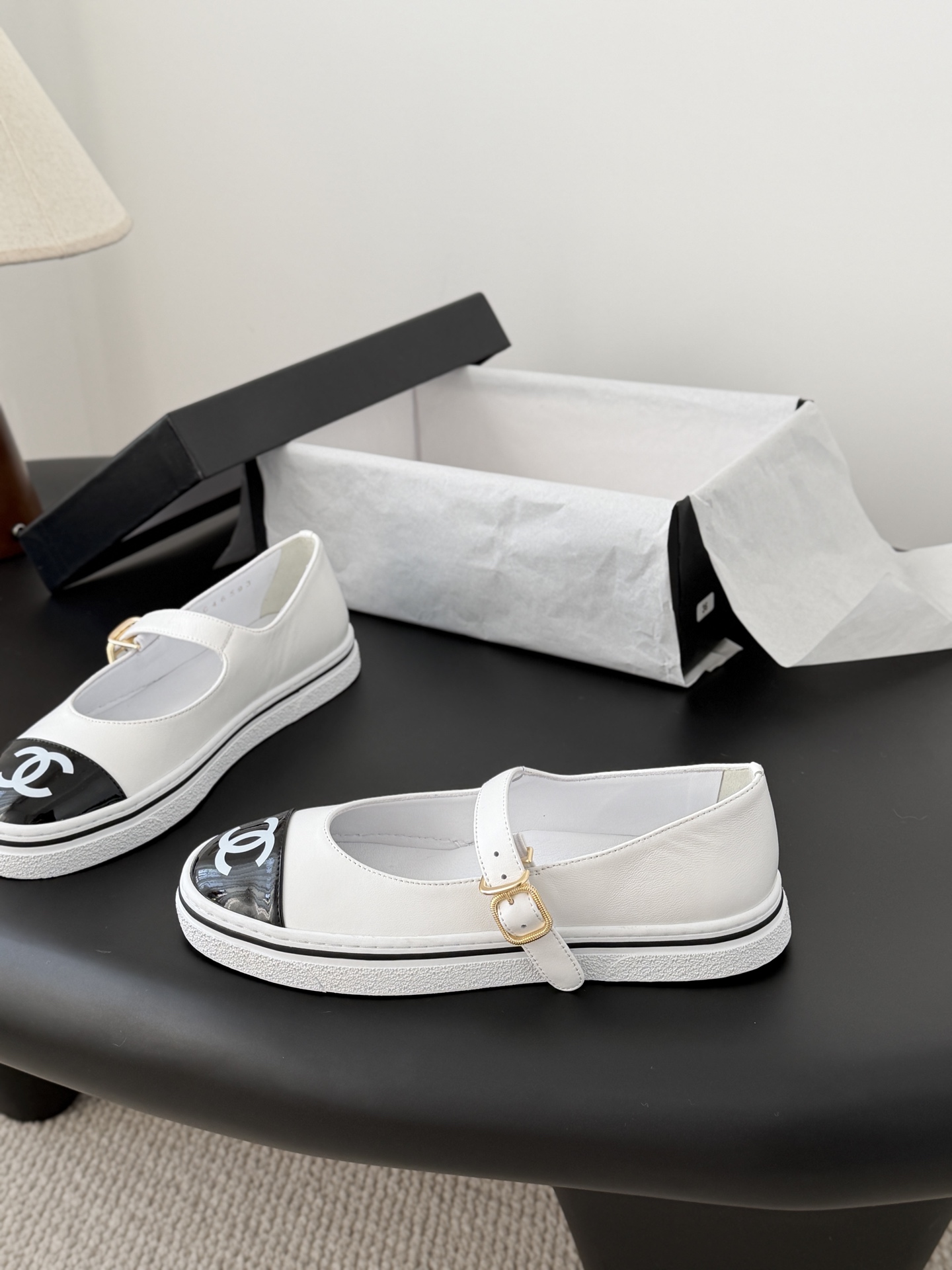 Chanel 26P春季新款玛丽珍芭蕾单鞋超多明星博主上脚，春夏必备的一双极简风当道，简单不失个性搭配牛