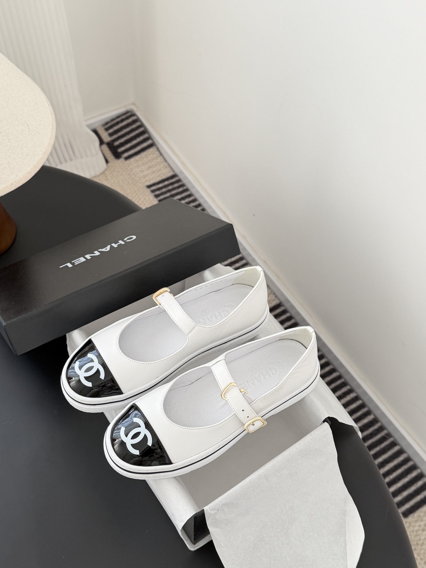 Chanel 26P春季新款玛丽珍芭蕾单鞋超多明星博主上脚，春夏必备的一双极简风当道，简单不失个性搭配牛