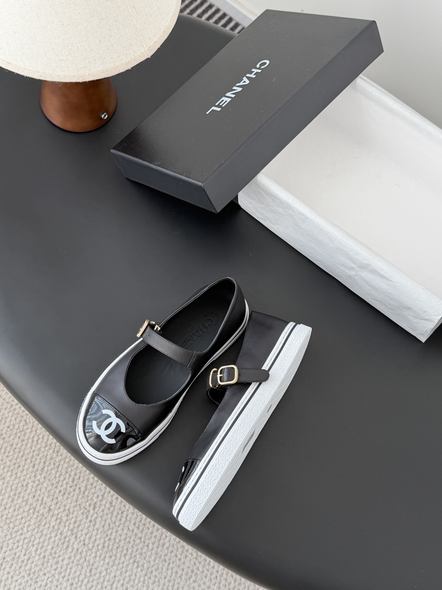 Chanel 26P春季新款玛丽珍芭蕾单鞋超多明星博主上脚，春夏必备的一双极简风当道，简单不失个性搭配牛