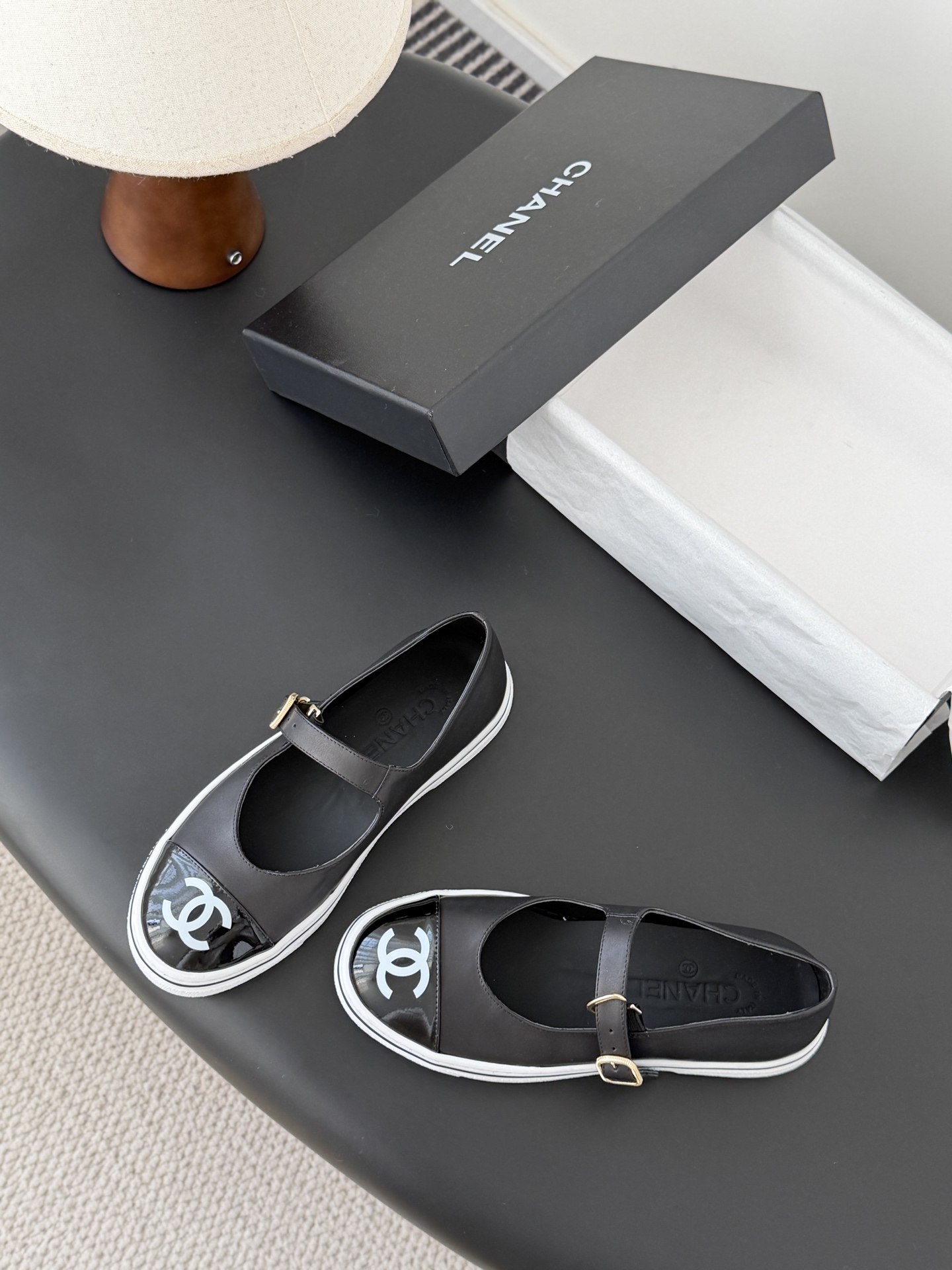 Chanel 26P春季新款玛丽珍芭蕾单鞋超多明星博主上脚，春夏必备的一双极简风当道，简单不失个性搭配牛