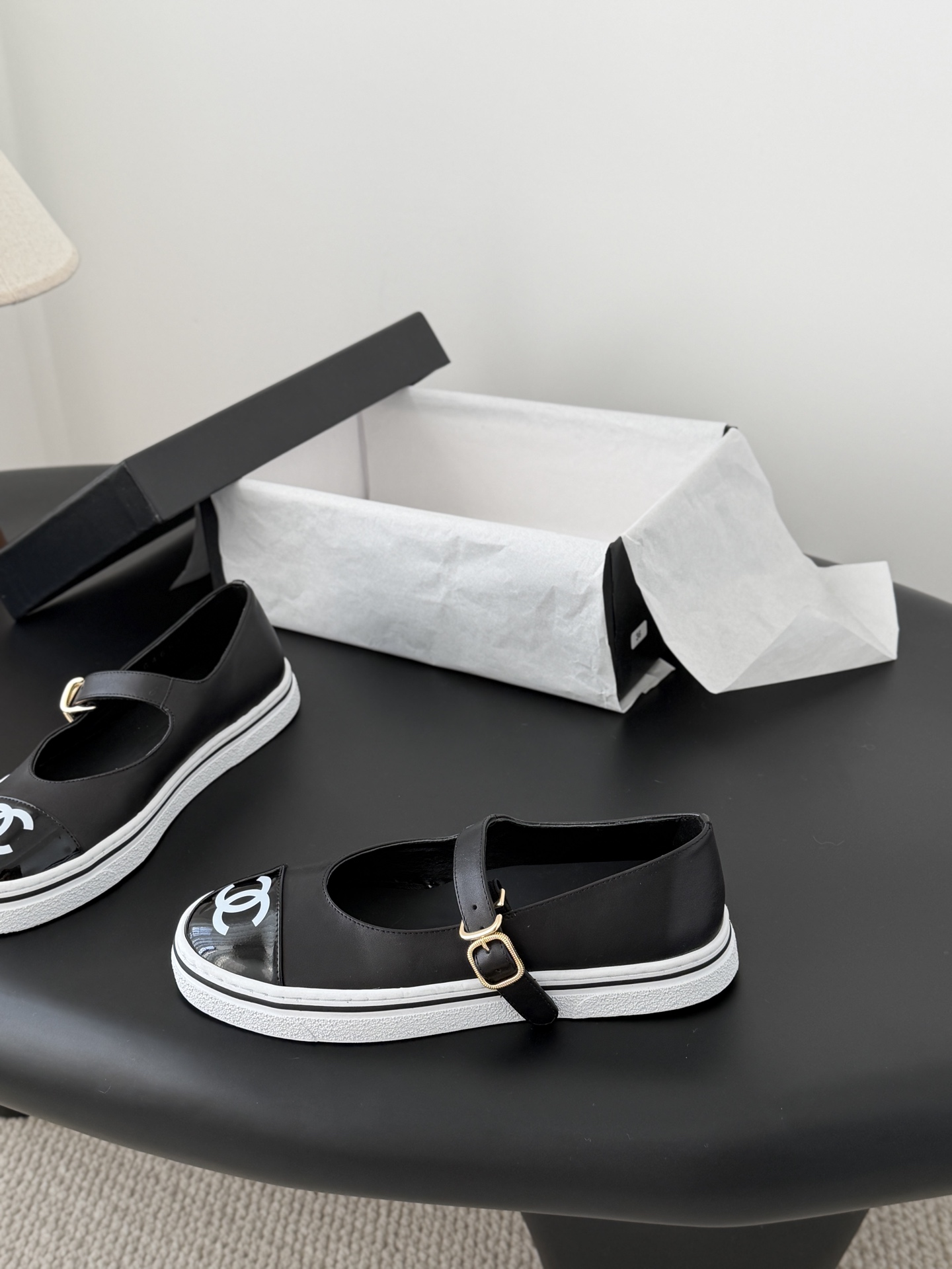 Chanel 26P春季新款玛丽珍芭蕾单鞋超多明星博主上脚，春夏必备的一双极简风当道，简单不失个性搭配牛