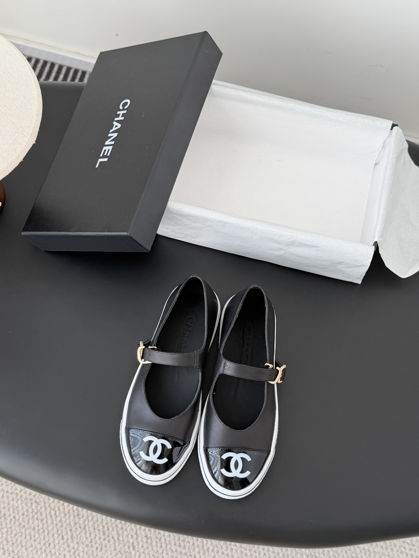Chanel 26P春季新款玛丽珍芭蕾单鞋超多明星博主上脚，春夏必备的一双极简风当道，简单不失个性搭配牛