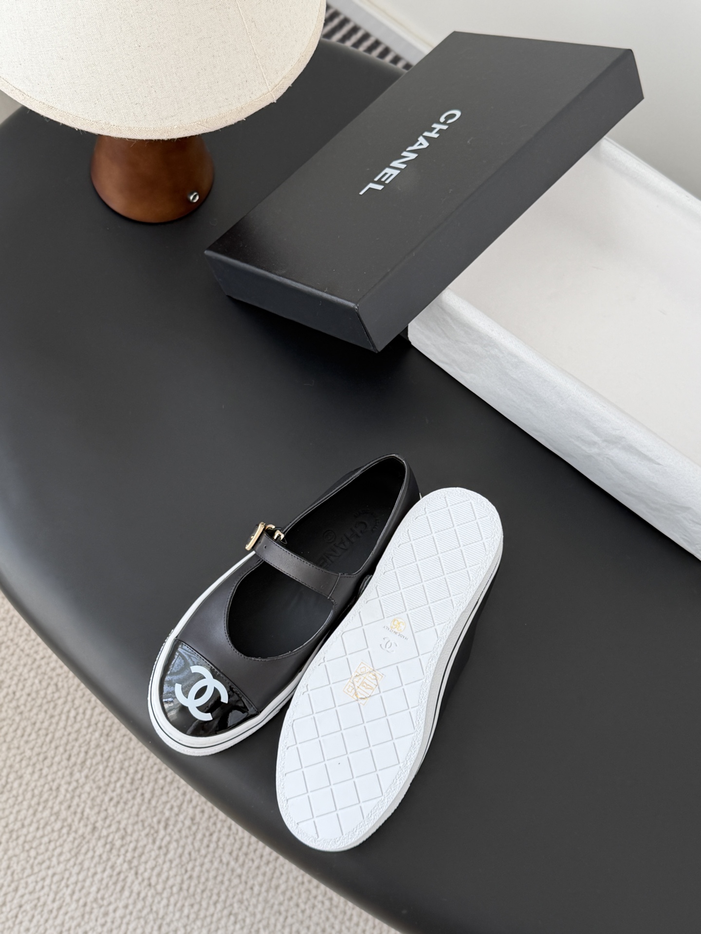 Chanel 26P春季新款玛丽珍芭蕾单鞋超多明星博主上脚，春夏必备的一双极简风当道，简单不失个性搭配牛