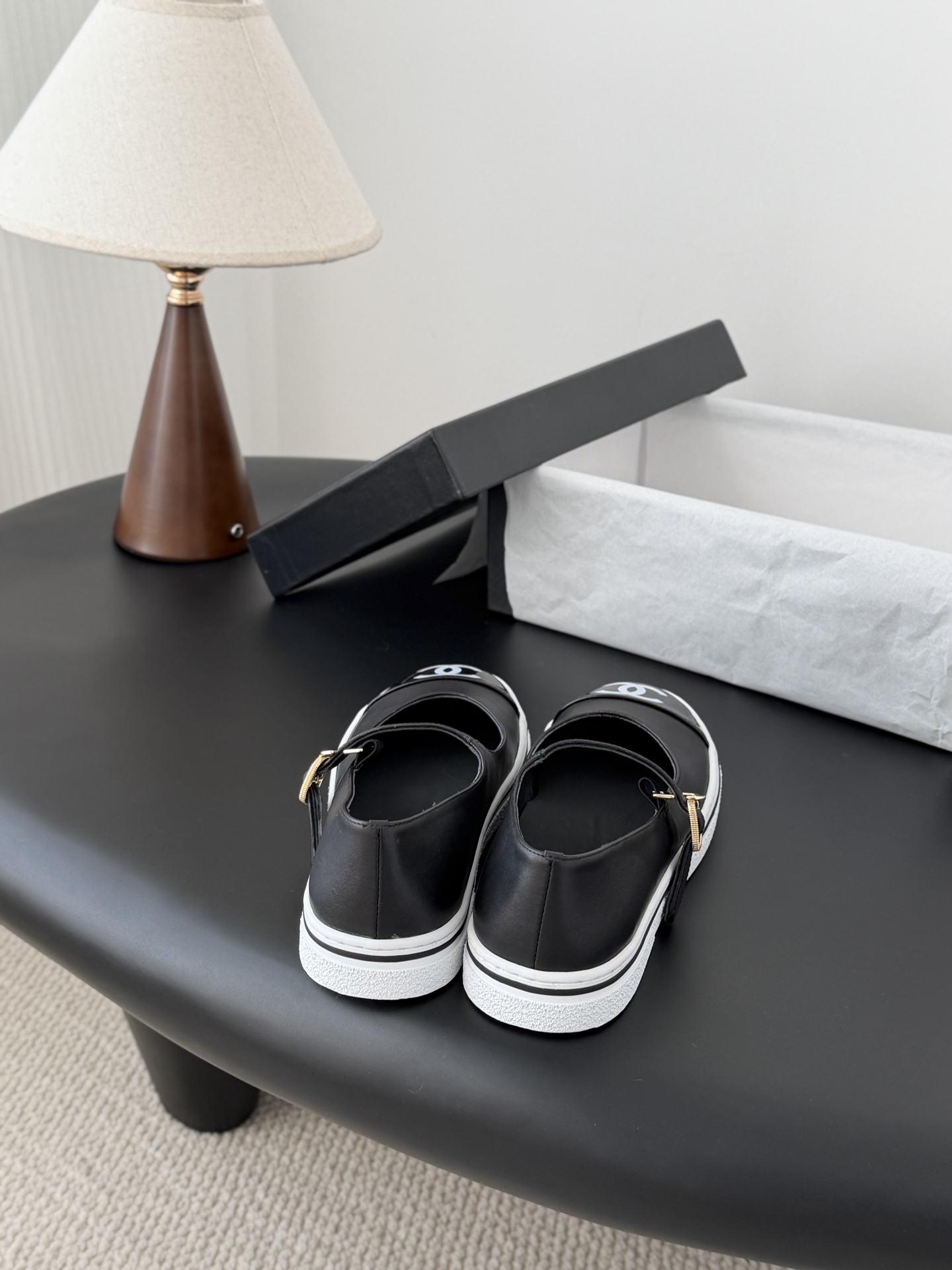 Chanel 26P春季新款玛丽珍芭蕾单鞋超多明星博主上脚，春夏必备的一双极简风当道，简单不失个性搭配牛