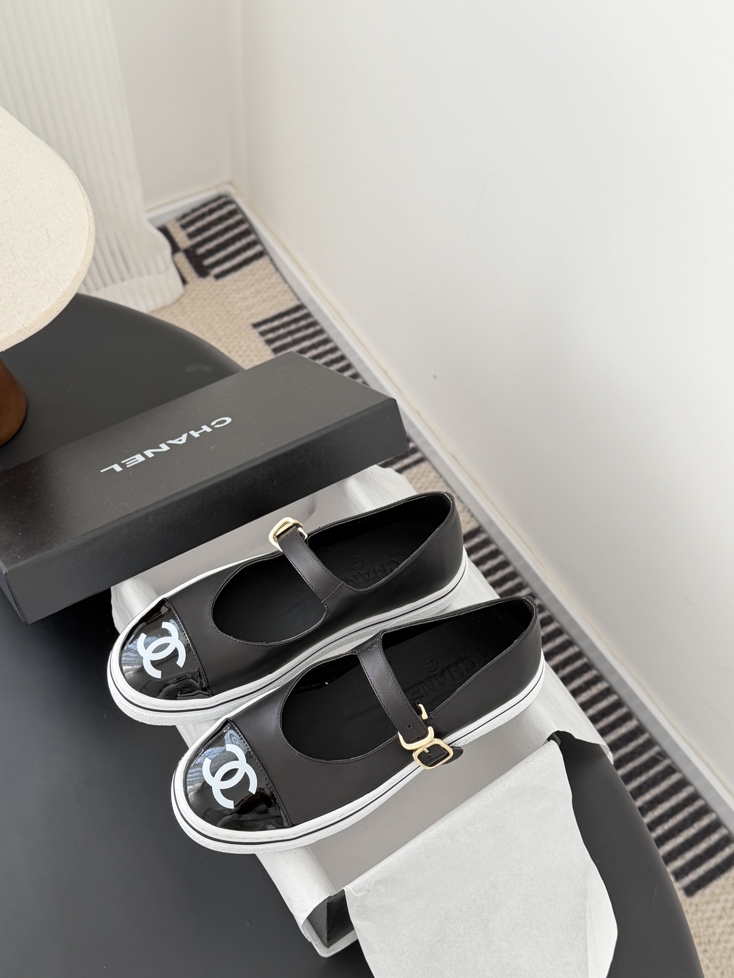 Chanel 26P春季新款玛丽珍芭蕾单鞋超多明星博主上脚，春夏必备的一双极简风当道，简单不失个性搭配牛