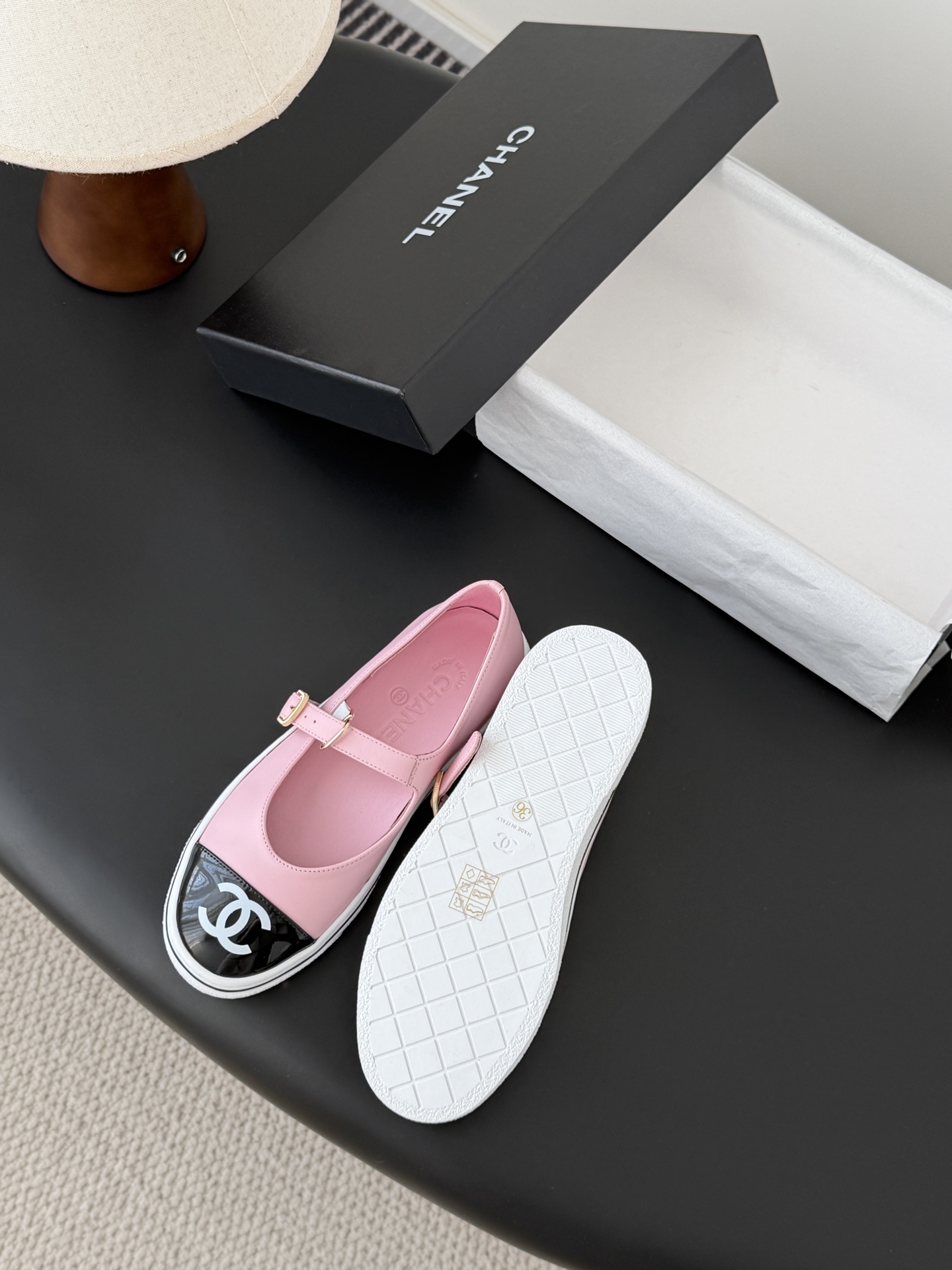 Chanel 26P春季新款玛丽珍芭蕾单鞋超多明星博主上脚，春夏必备的一双极简风当道，简单不失个性搭配牛