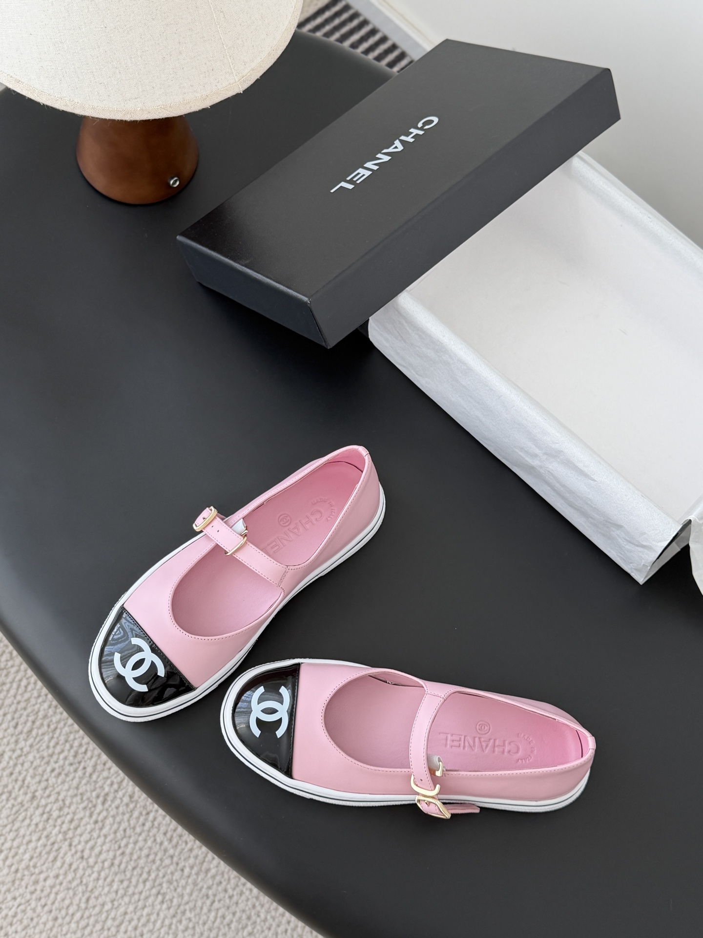 Chanel 26P春季新款玛丽珍芭蕾单鞋超多明星博主上脚，春夏必备的一双极简风当道，简单不失个性搭配牛