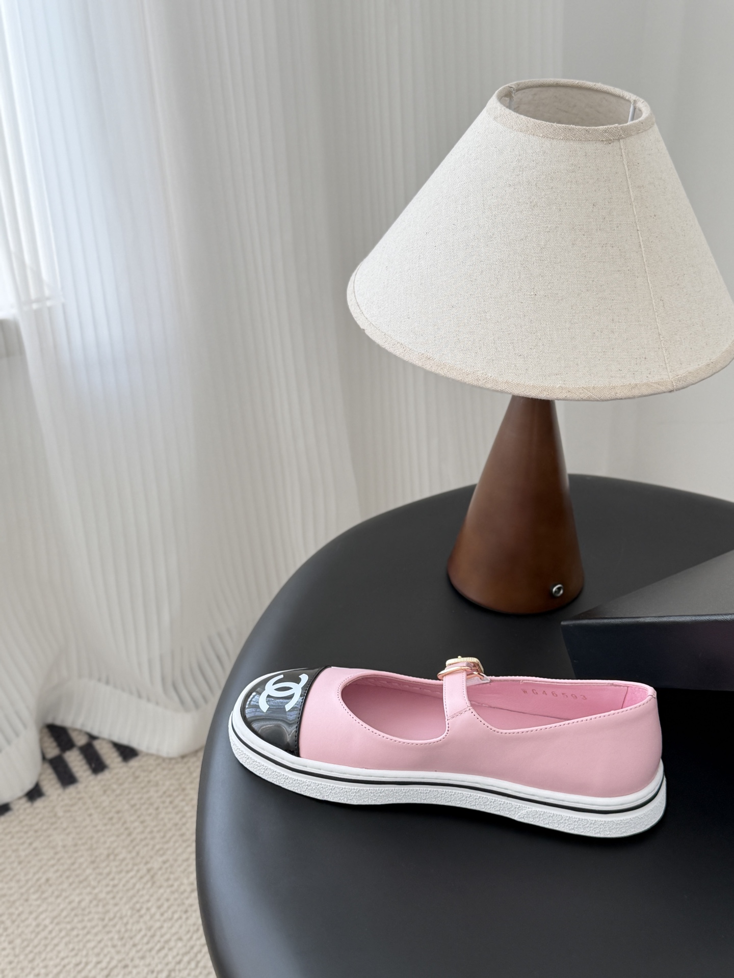 Chanel 26P春季新款玛丽珍芭蕾单鞋超多明星博主上脚，春夏必备的一双极简风当道，简单不失个性搭配牛