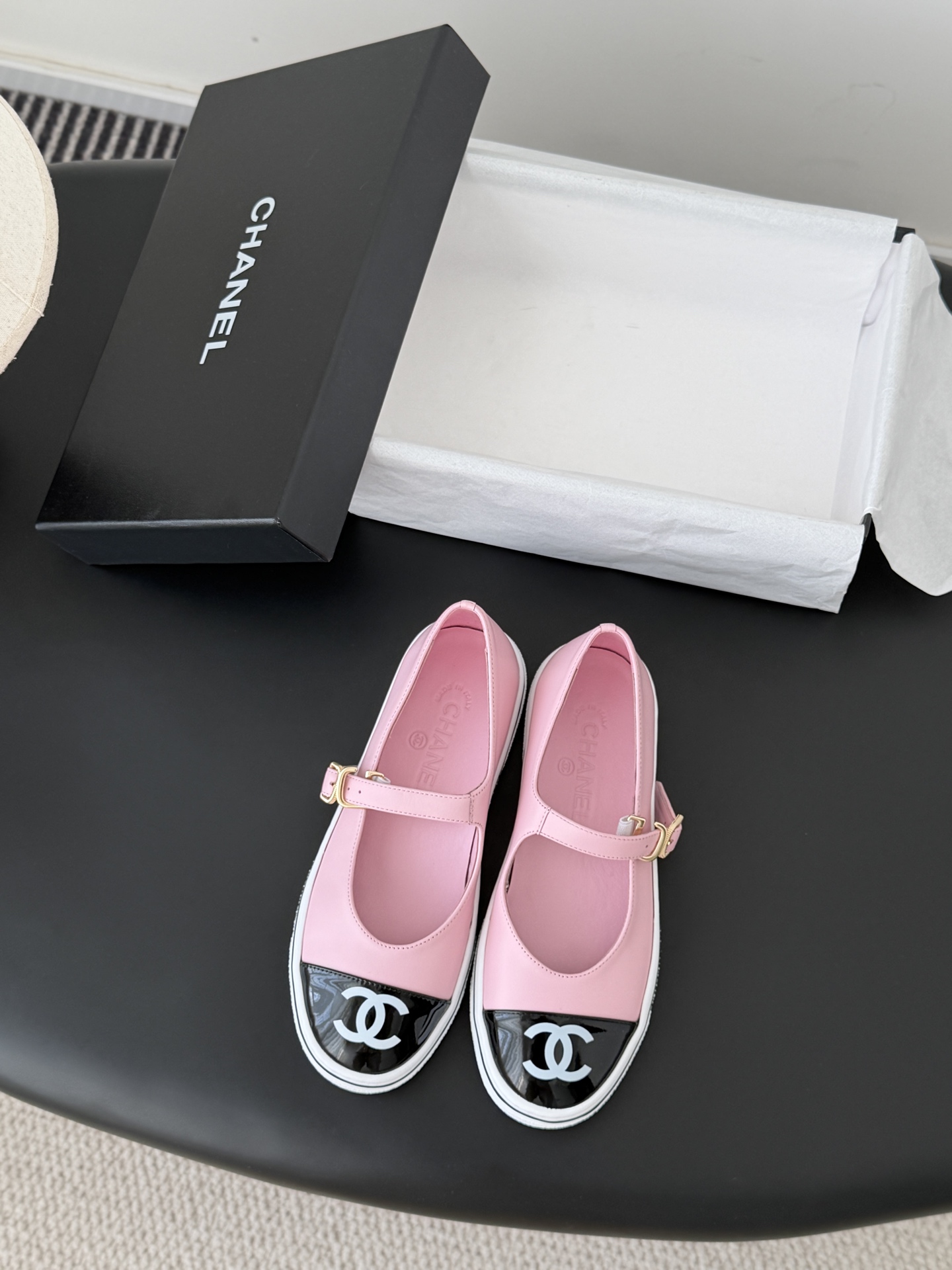 NO:721108,Chanel 26P new spring Mary Jane ballet shoes are worn by many celebrity bloggers. They are a must-have pair for spring and summer. Minimalist style prevails, simple and yet individual. Don’t look too good when paired with jeans!  Original mold opening 1:1 Size: 35-39 (other sizes cannot be returned or exchanged), single shoes, chanel, mary jane, jeans19860909Chanel 26P春季新款玛丽珍芭蕾单鞋 超多明星博主上脚,春夏必备的一双 极简风当道,简单不失个性 搭配牛仔裤不要太好看！ 原版开模1:1 Size:35-39（其他码数定做不退换）,单鞋,chanel,mary jane,jeans,Women's Shoes
