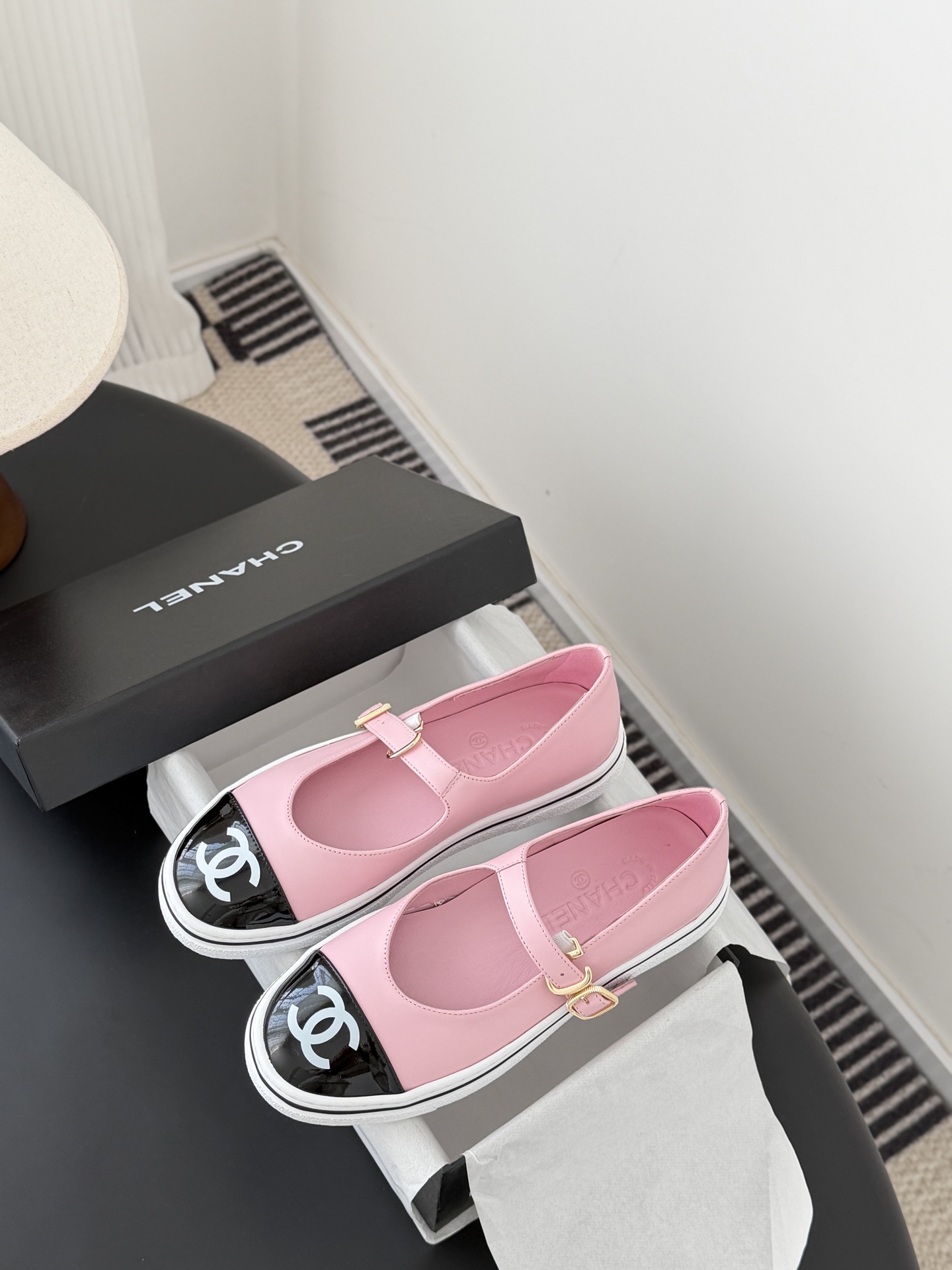 Chanel 26P春季新款玛丽珍芭蕾单鞋超多明星博主上脚，春夏必备的一双极简风当道，简单不失个性搭配牛