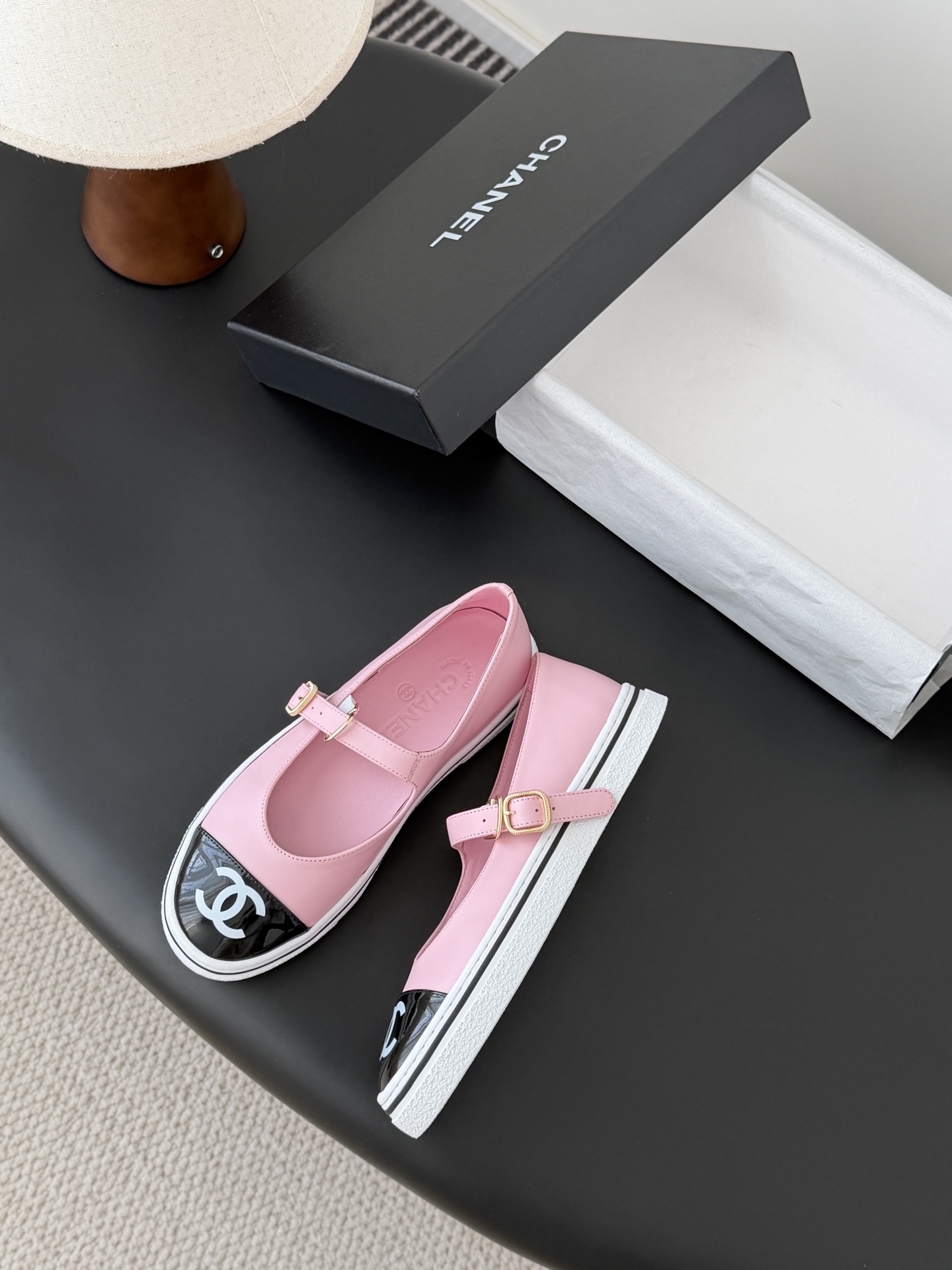 Chanel 26P春季新款玛丽珍芭蕾单鞋超多明星博主上脚，春夏必备的一双极简风当道，简单不失个性搭配牛