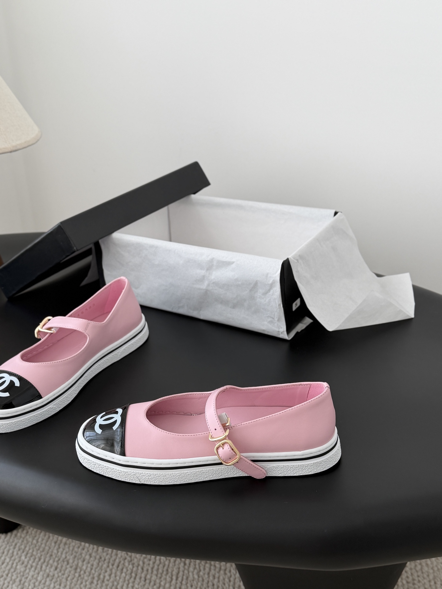 Chanel 26P春季新款玛丽珍芭蕾单鞋超多明星博主上脚，春夏必备的一双极简风当道，简单不失个性搭配牛