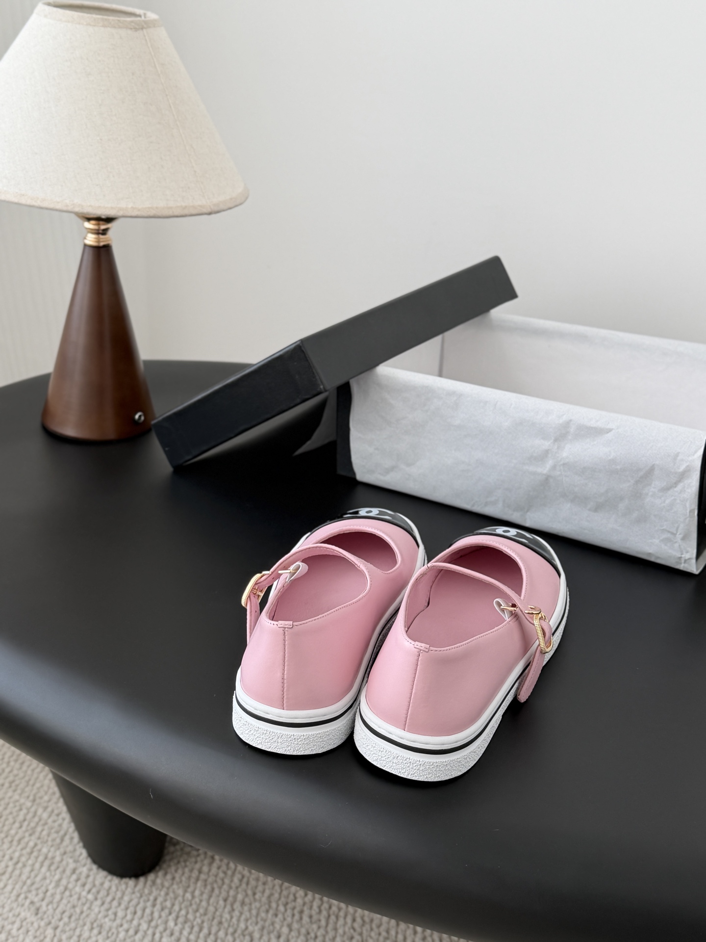 Chanel 26P春季新款玛丽珍芭蕾单鞋超多明星博主上脚，春夏必备的一双极简风当道，简单不失个性搭配牛