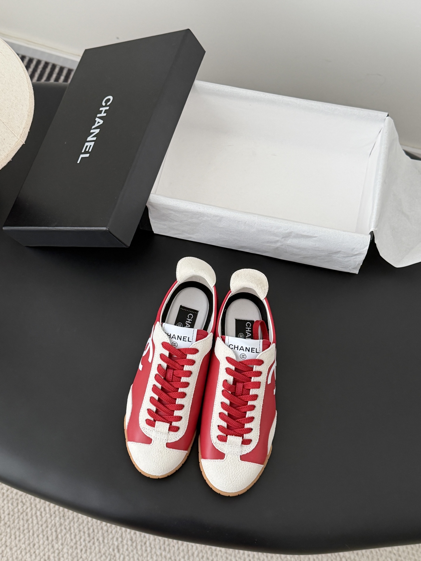 NO:721101,Chanel 26ss new casual sports shoes, moral training shoes, popular casual shoes on the whole network, synchronized with counters. Iconic double C embellishes the simple shoe body, and the black and white panda color will never go out of style. Easily balance comfort and high-end. Upper cowhide + customized material, original rubber outsole size 35-40 (other sizes are not returned or exchanged), casual shoes/sports shoes, chanel, sneakers, cowhide19860909Chanel 26ss新款休闲运动鞋德训鞋 全网爆火休闲鞋 专柜同步 标志性双C点缀简约鞋身,黑白熊猫配色永不过时. 轻松平衡舒适与高级感. 鞋面牛皮+定制材质 原版橡胶大底 size35-40（其他码数定制不退换）,休闲鞋/运动鞋,chanel,sneakers,cowhide,Women's Shoes