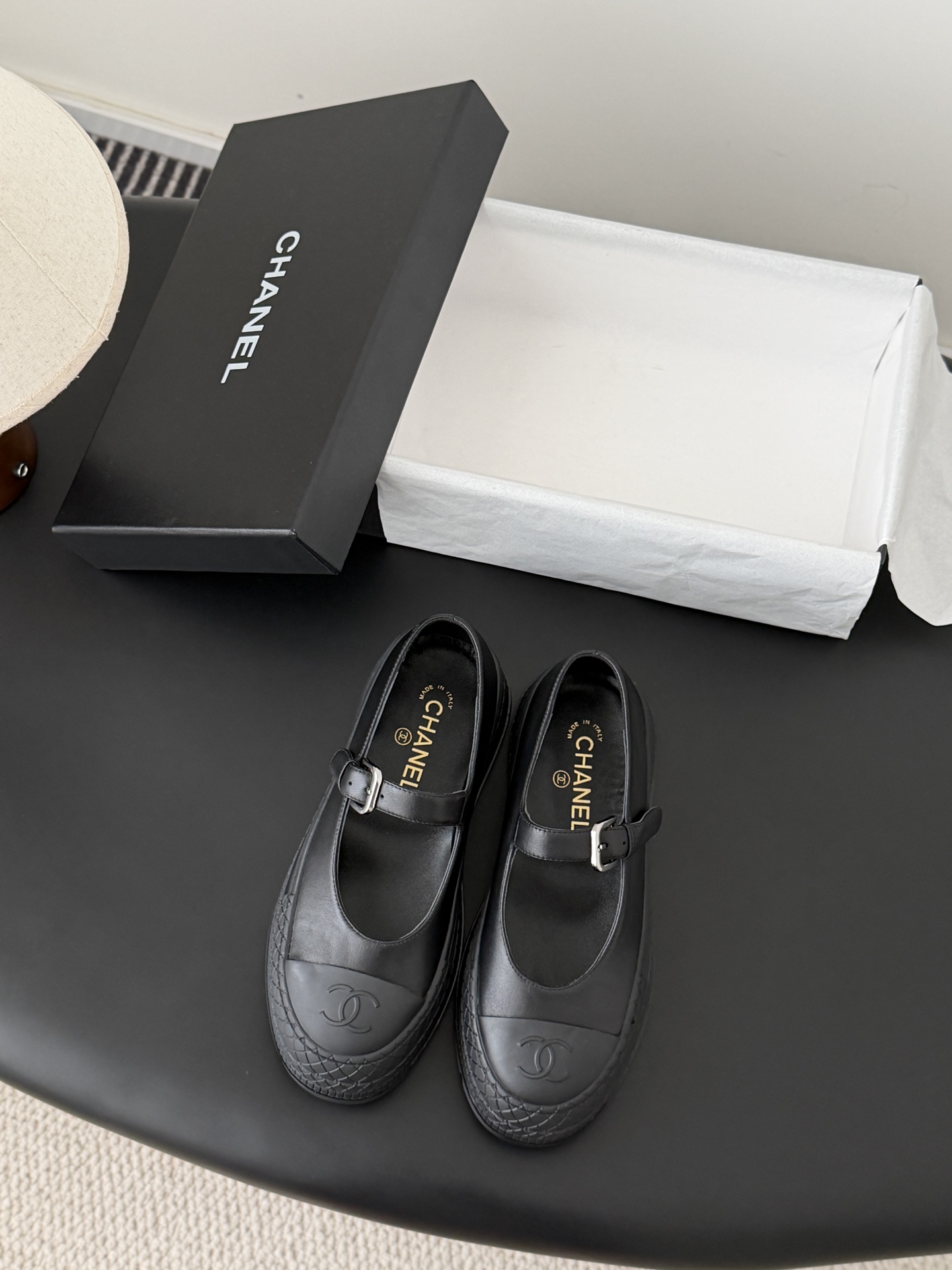 NO:721095,Chanel 26P spring new thick-soled Mary Jane shoes are worn by many celebrity bloggers. They are a must-have pair in spring and summer. Minimalist style prevails, simple but not losing personality. Don't look too good when paired with jeans!  Original mold opening 1:1 Size: 35-39 (other sizes cannot be returned or exchanged), Mary Jane, chanel, mary jane, jeans19860909Chanel 26P春季新款厚底玛丽珍单鞋 超多明星博主上脚,春夏必备的一双 极简风当道,简单不失个性 搭配牛仔裤不要太好看！ 原版开模1:1 Size:35-39（其他码数定做不退换）,玛丽珍,chanel,mary jane,jeans,Women's Shoes